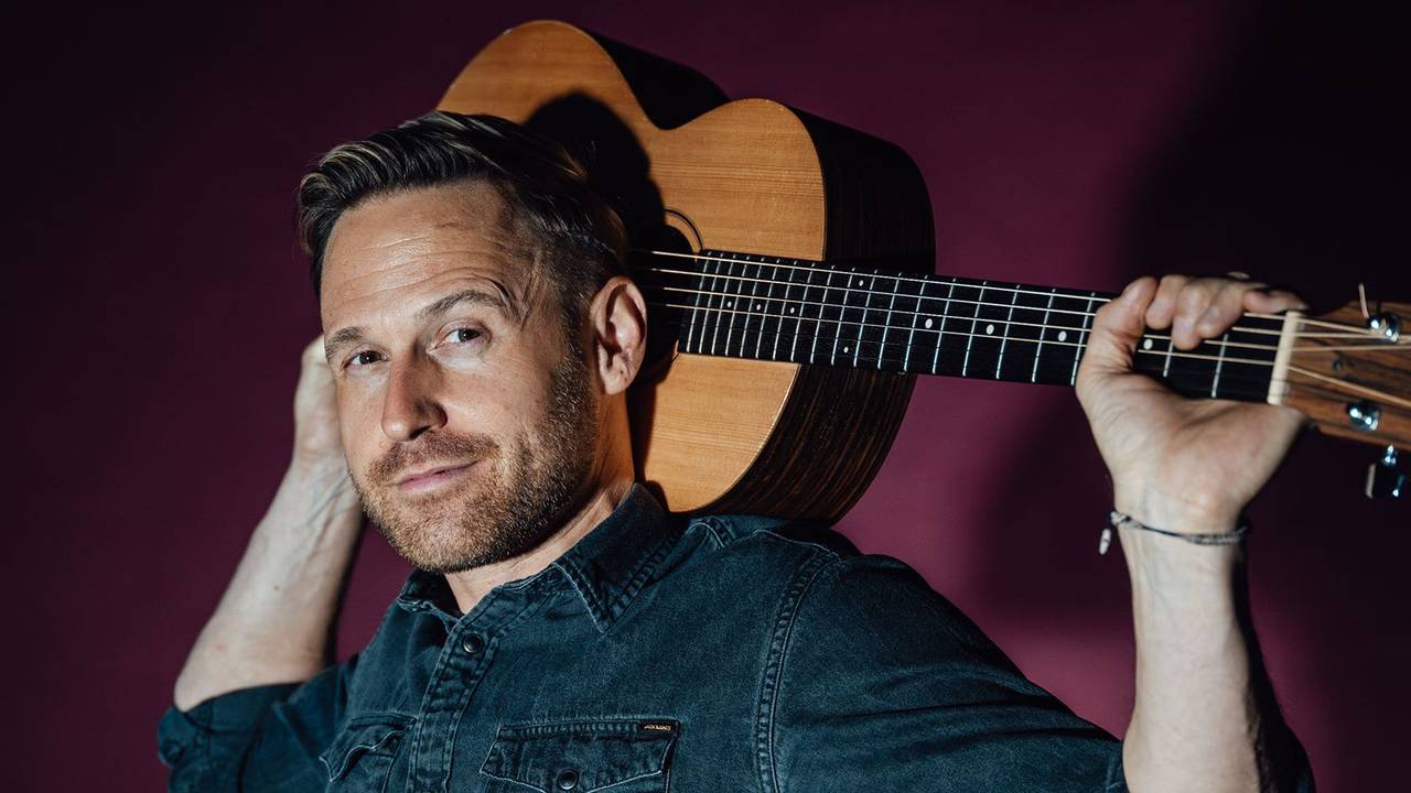 Philipp Godart posiert mit seiner Gitarre.