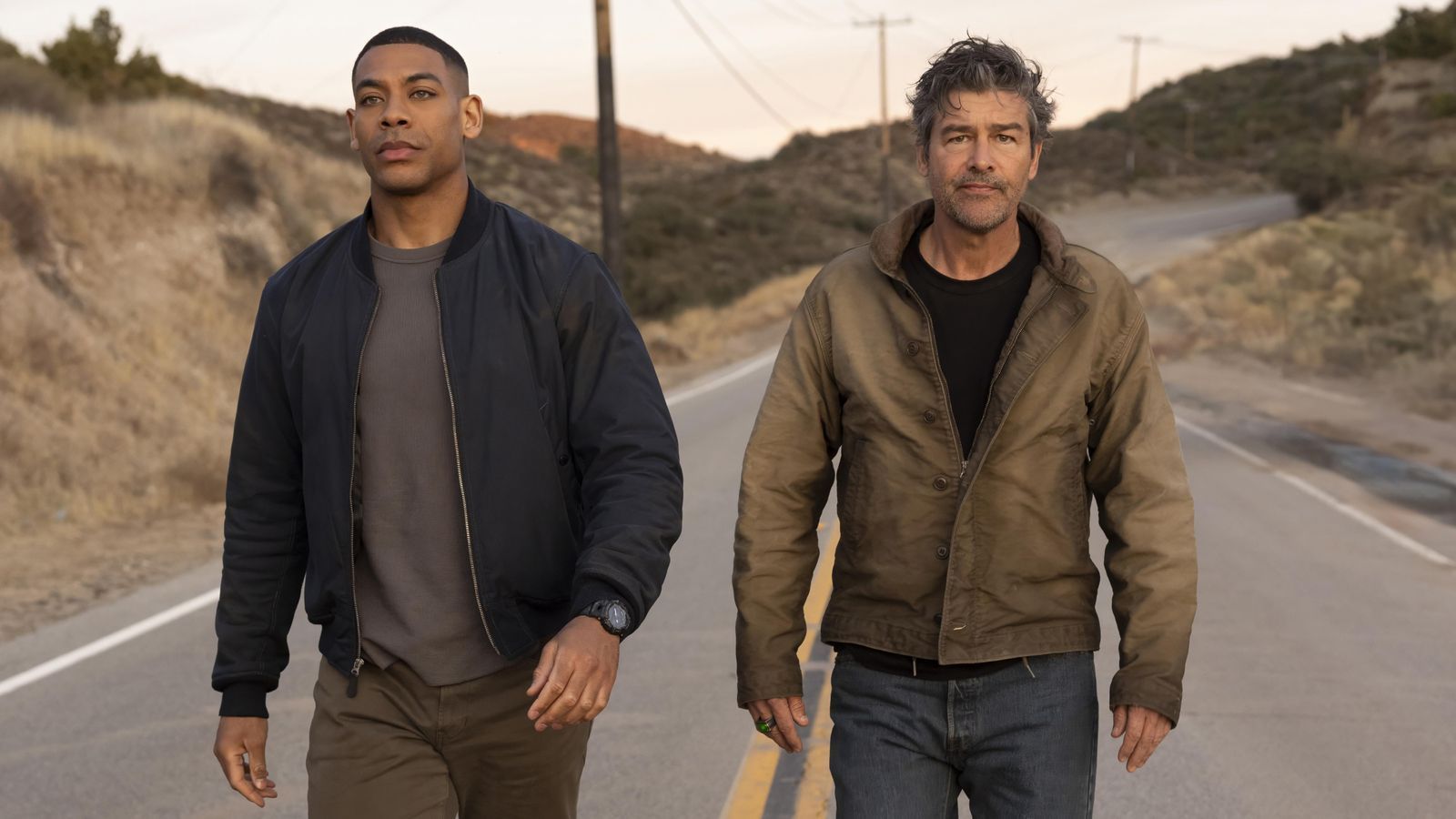 John Stewart (Aaron Pierre, links) soll von Hal Jordan (Kyle Chandler) lernen, ein guter Lantern zu sein.  (Bild: HBO Max)