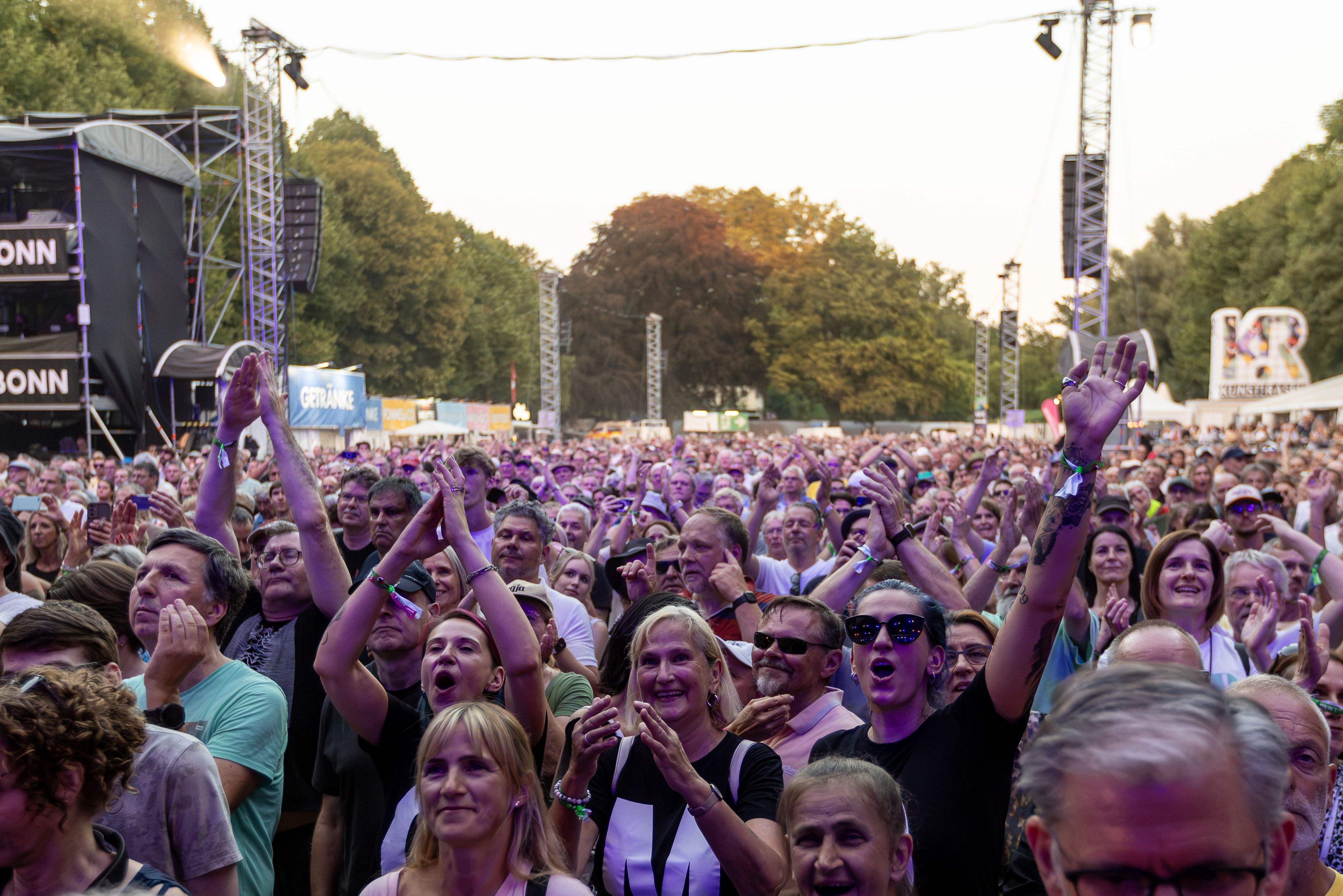 Fans auf dem Bonner KunstRasen beim OMD-Konzert.