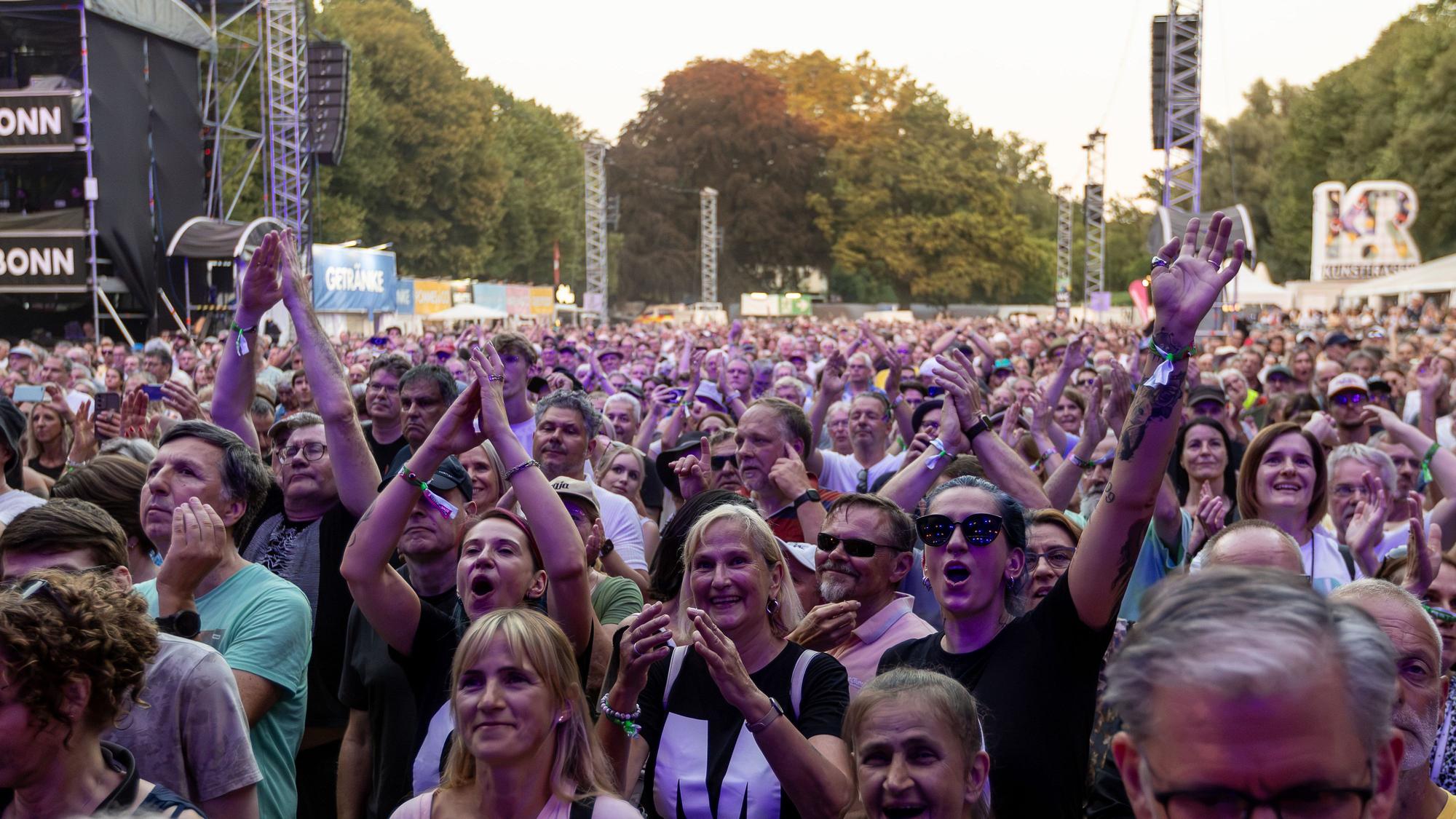 Fans auf dem Bonner KunstRasen beim OMD-Konzert.