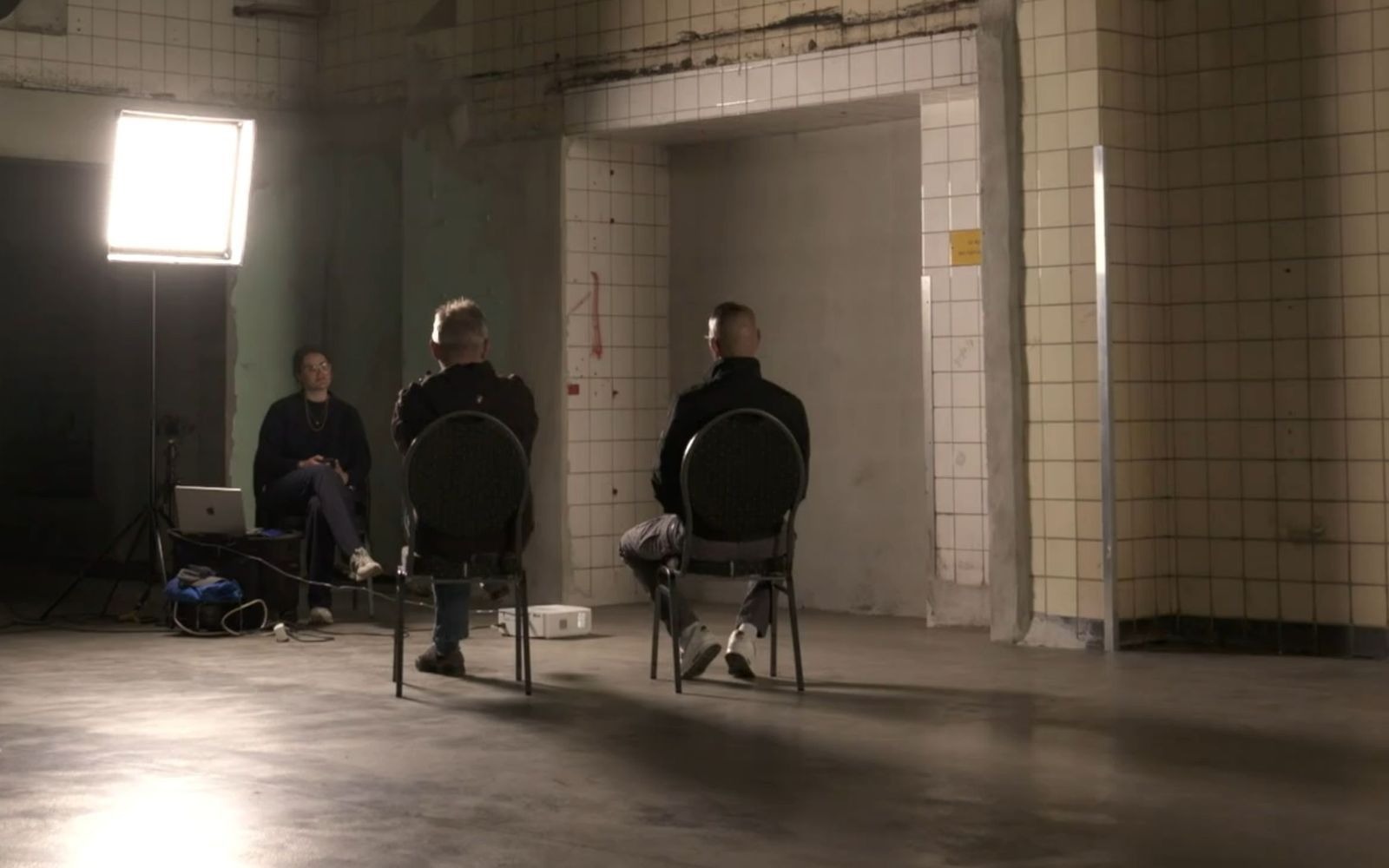 Für die Doku „Alternative für Arbeiter? - Mein Kumpel wählt AfD“ wurden zwei Schalke-Fans mit unterschiedlichen politischen Ansichten begleitet. (Bild: NDR)