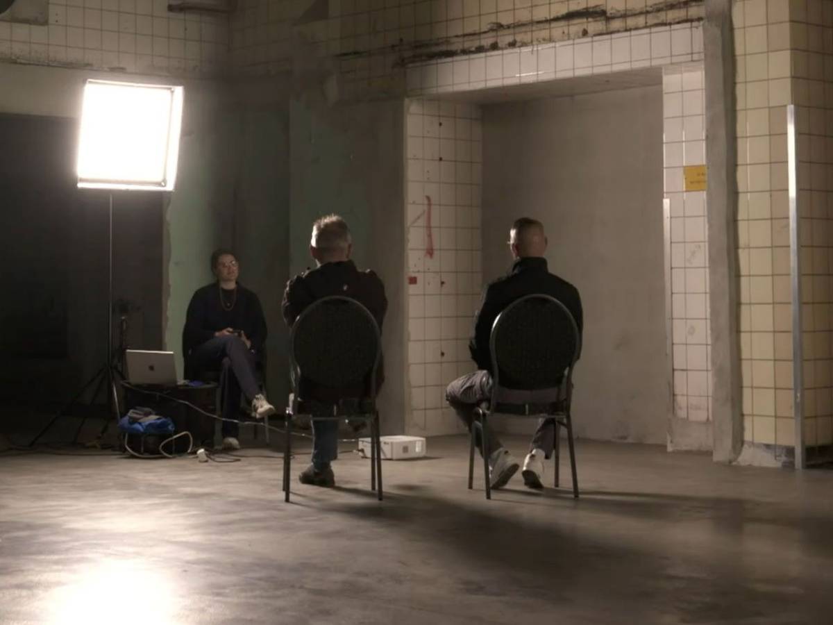 Für die Doku „Alternative für Arbeiter? - Mein Kumpel wählt AfD“ wurden zwei Schalke-Fans mit unterschiedlichen politischen Ansichten begleitet. (Bild: NDR)