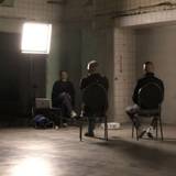 Für die Doku „Alternative für Arbeiter? - Mein Kumpel wählt AfD“ wurden zwei Schalke-Fans mit unterschiedlichen politischen Ansichten begleitet. (Bild: NDR)