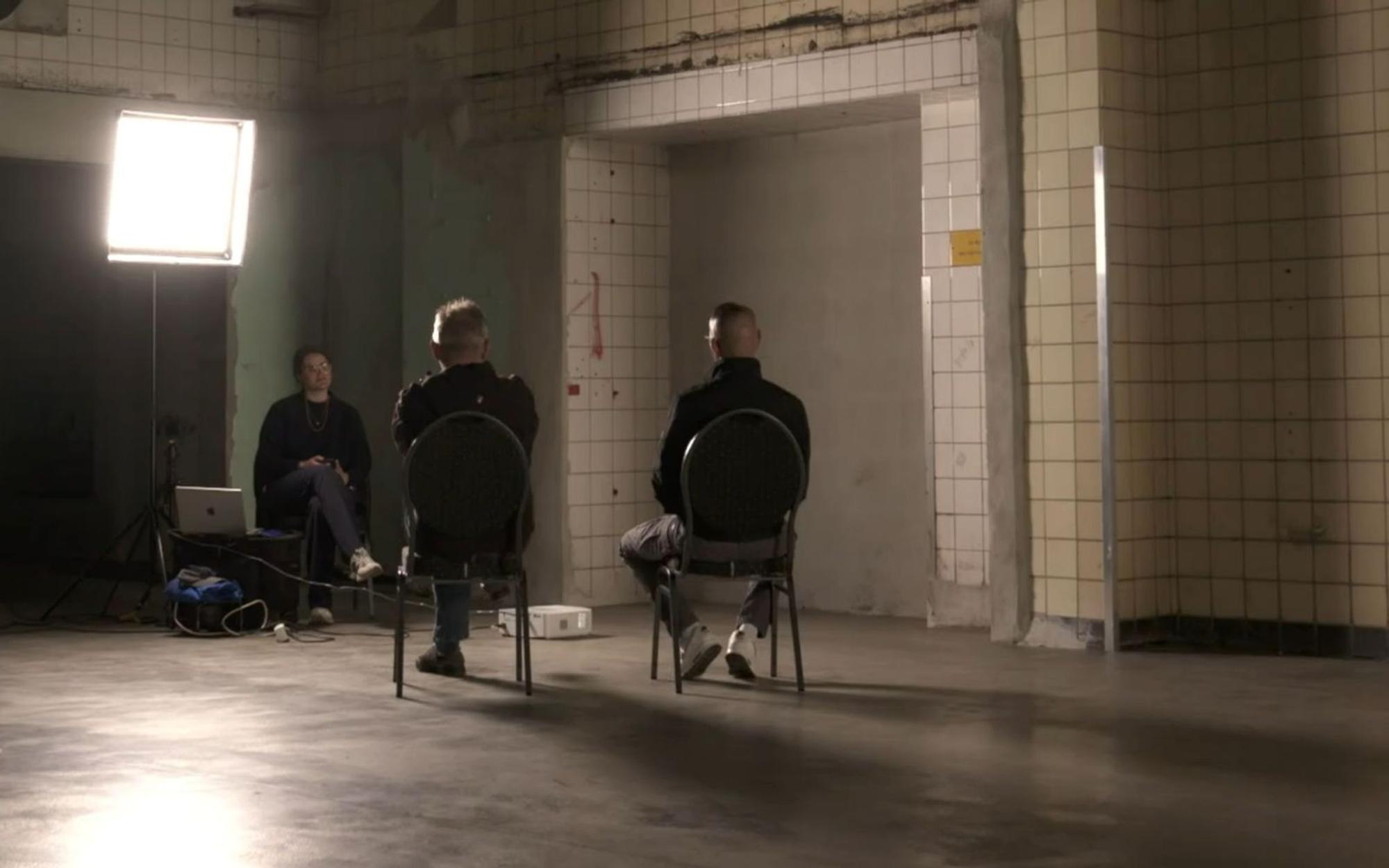 Für die Doku „Alternative für Arbeiter? - Mein Kumpel wählt AfD“ wurden zwei Schalke-Fans mit unterschiedlichen politischen Ansichten begleitet. (Bild: NDR)