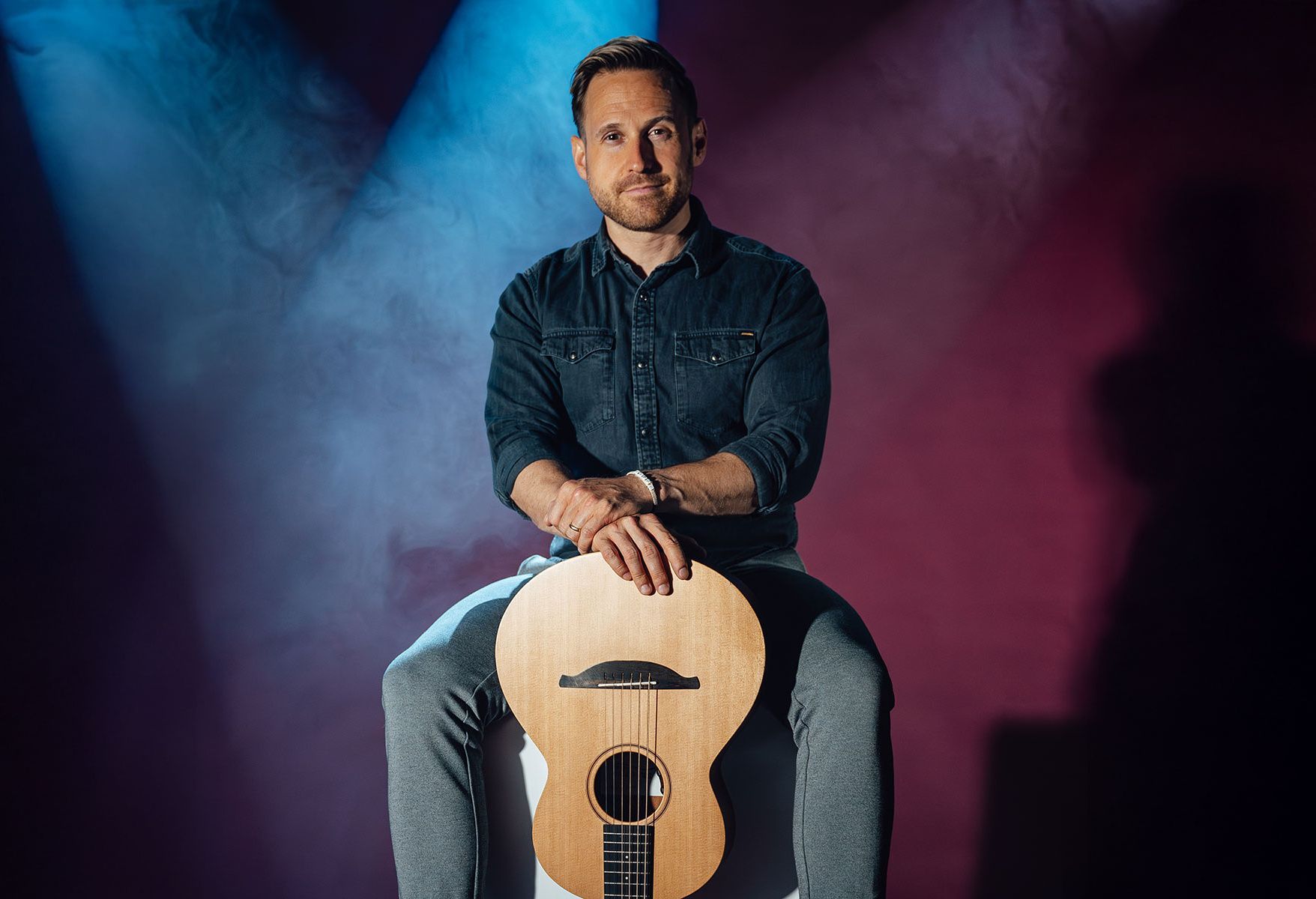 Philipp Godart posiert mit seiner Gitarre.