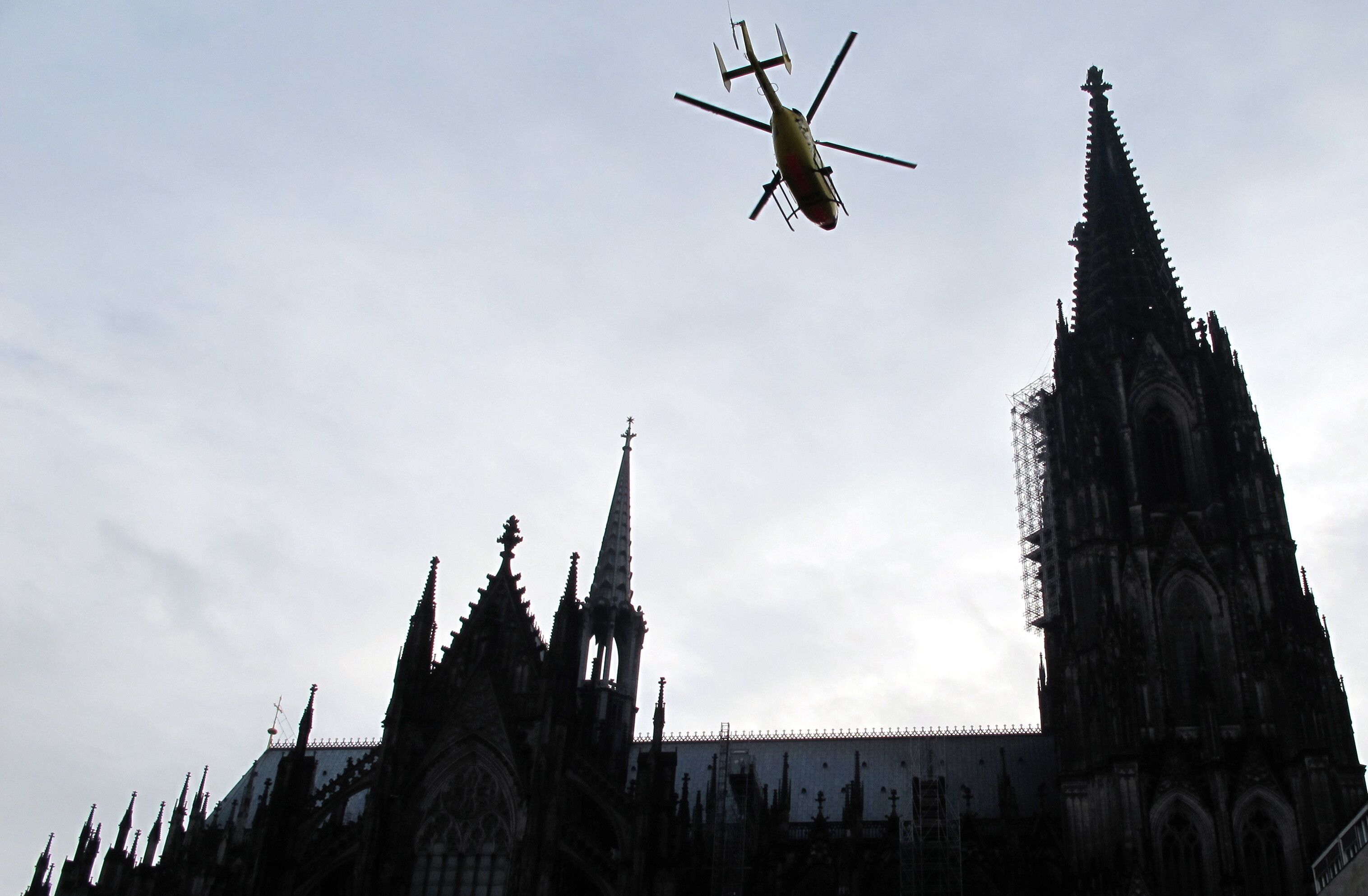 Ein ADAC-Rettungshubschrauber fliegt über den Dom in Köln hinweg. (Archivbild)