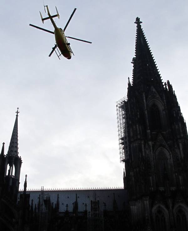 Ein ADAC-Rettungshubschrauber fliegt über den Dom in Köln hinweg. (Archivbild)