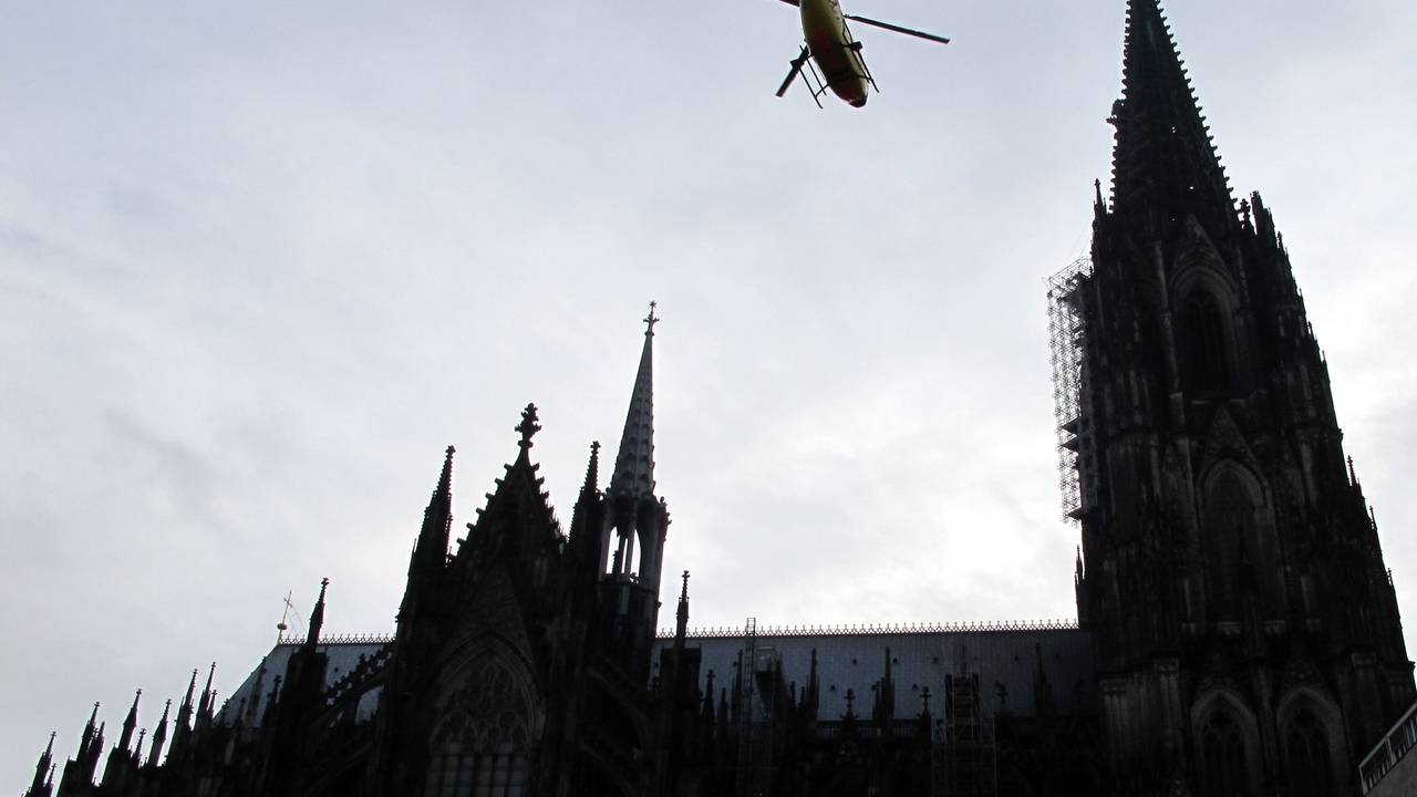 Ein ADAC-Rettungshubschrauber fliegt über den Dom in Köln hinweg. (Archivbild)