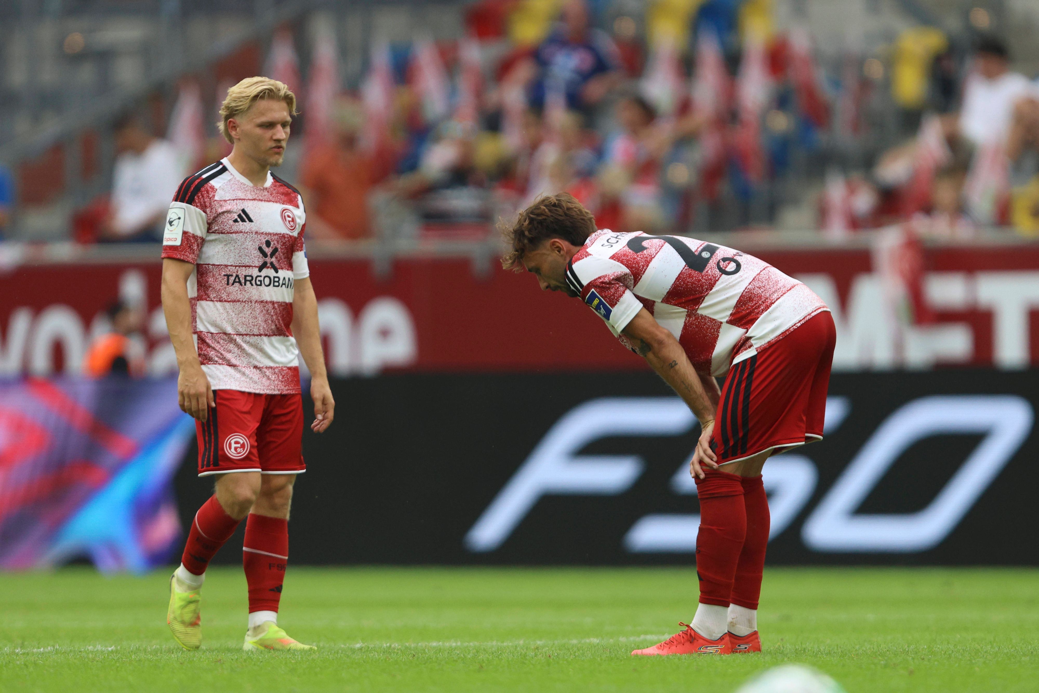 Andreas Müller und Fabian Schleusener stehen enttäuscht auf dem Rasen.