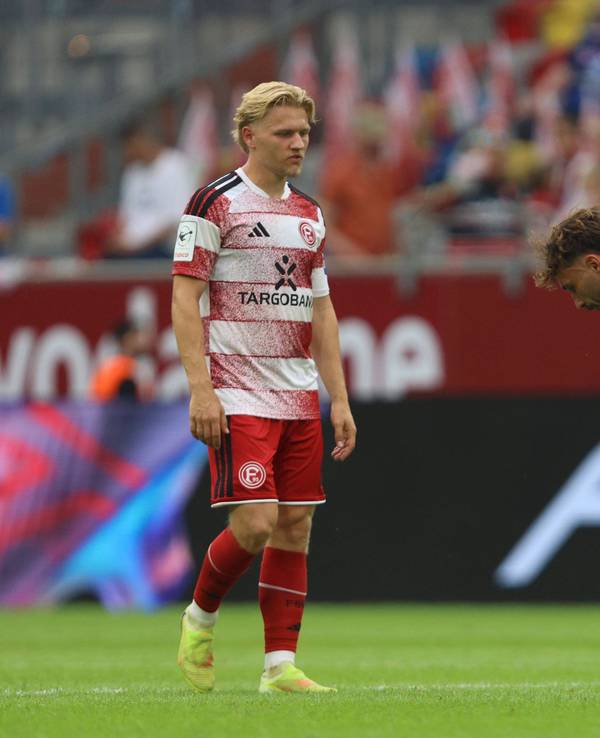 Andreas Müller und Fabian Schleusener stehen enttäuscht auf dem Rasen.