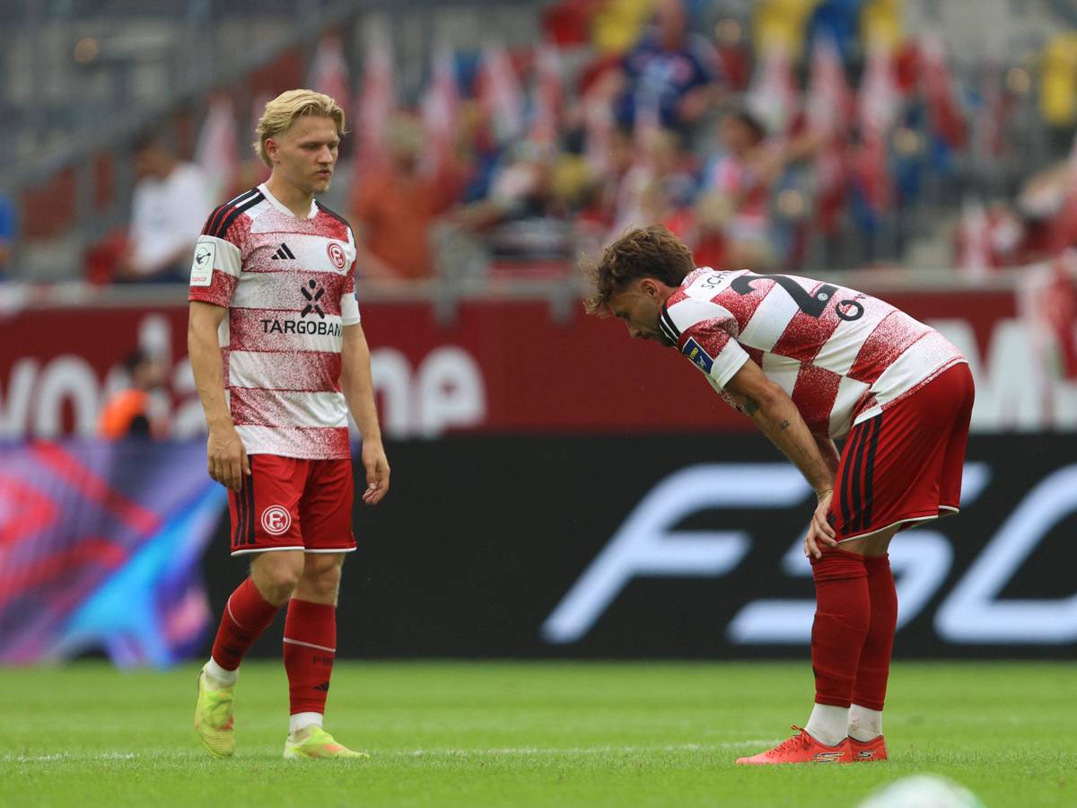Andreas Müller und Fabian Schleusener stehen enttäuscht auf dem Rasen.