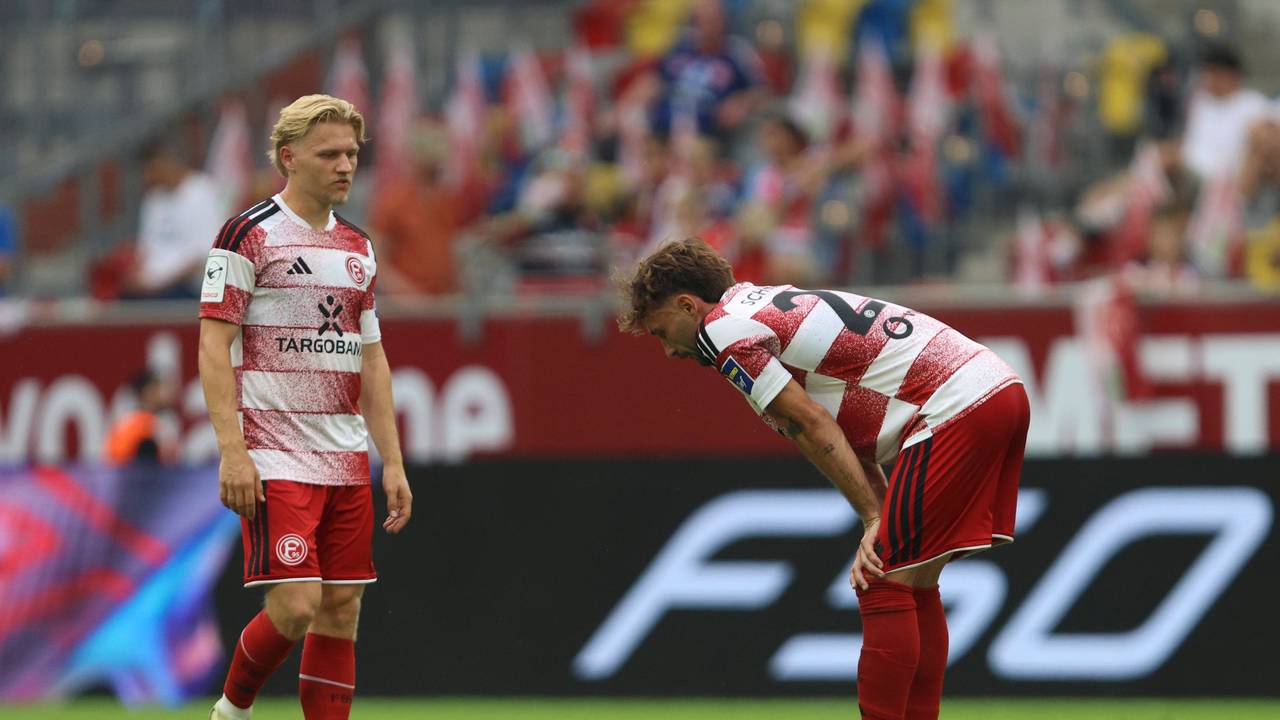Andreas Müller und Fabian Schleusener stehen enttäuscht auf dem Rasen.