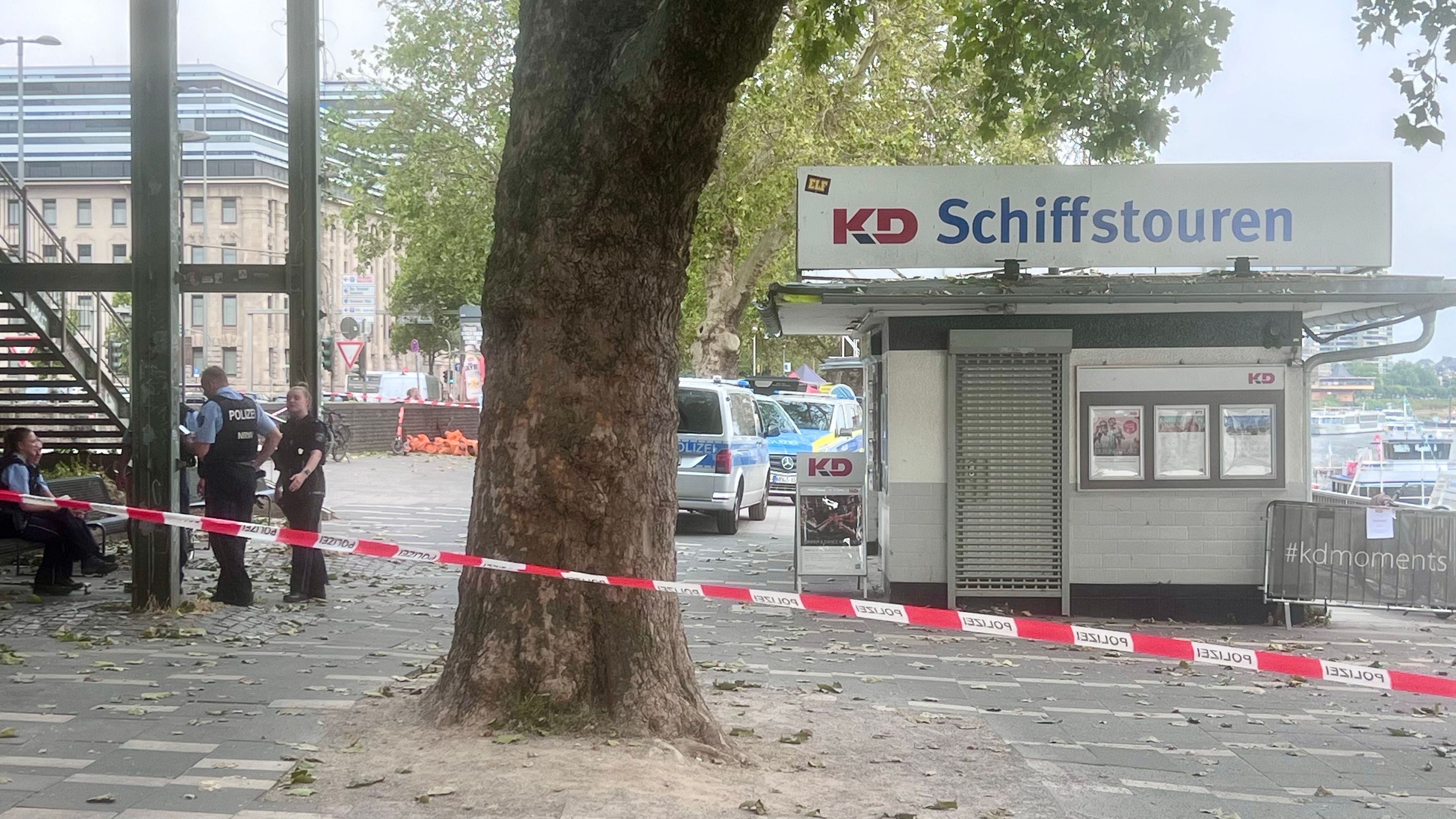 Absperrung am Rheinufer in Köln. Im Rhein wurde am Samstag (15. August) ein verdächtiger Gegenstand gefunden.