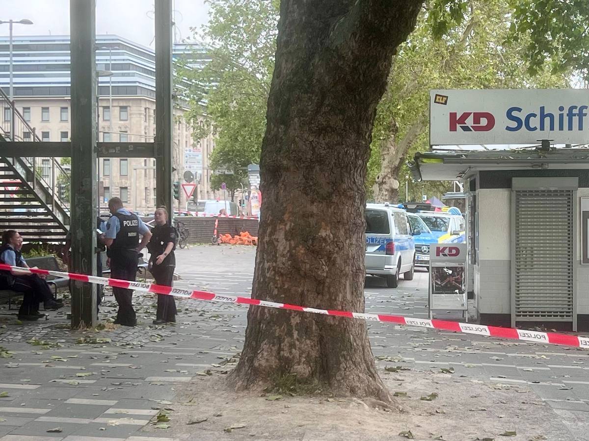 Absperrung am Rheinufer in Köln. Im Rhein wurde am Samstag (15. August) ein verdächtiger Gegenstand gefunden.