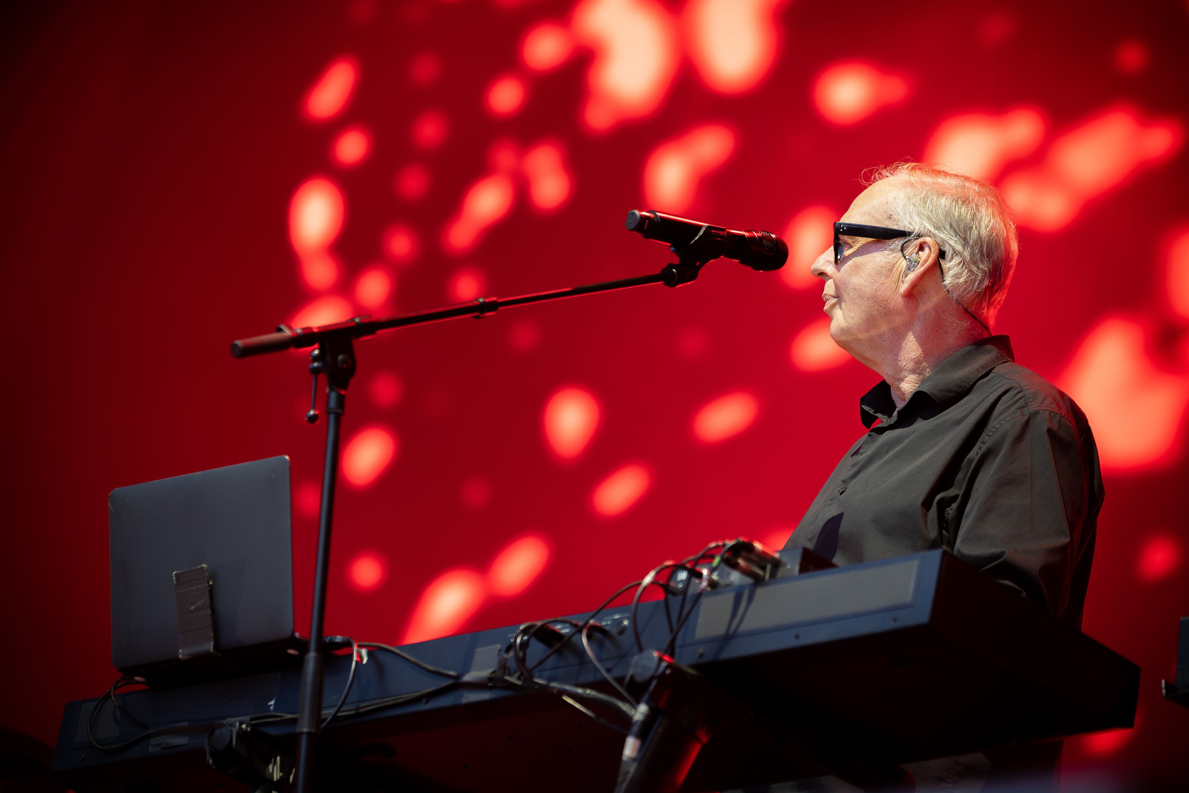 Paul Humphreys von OMD am Keyboard.