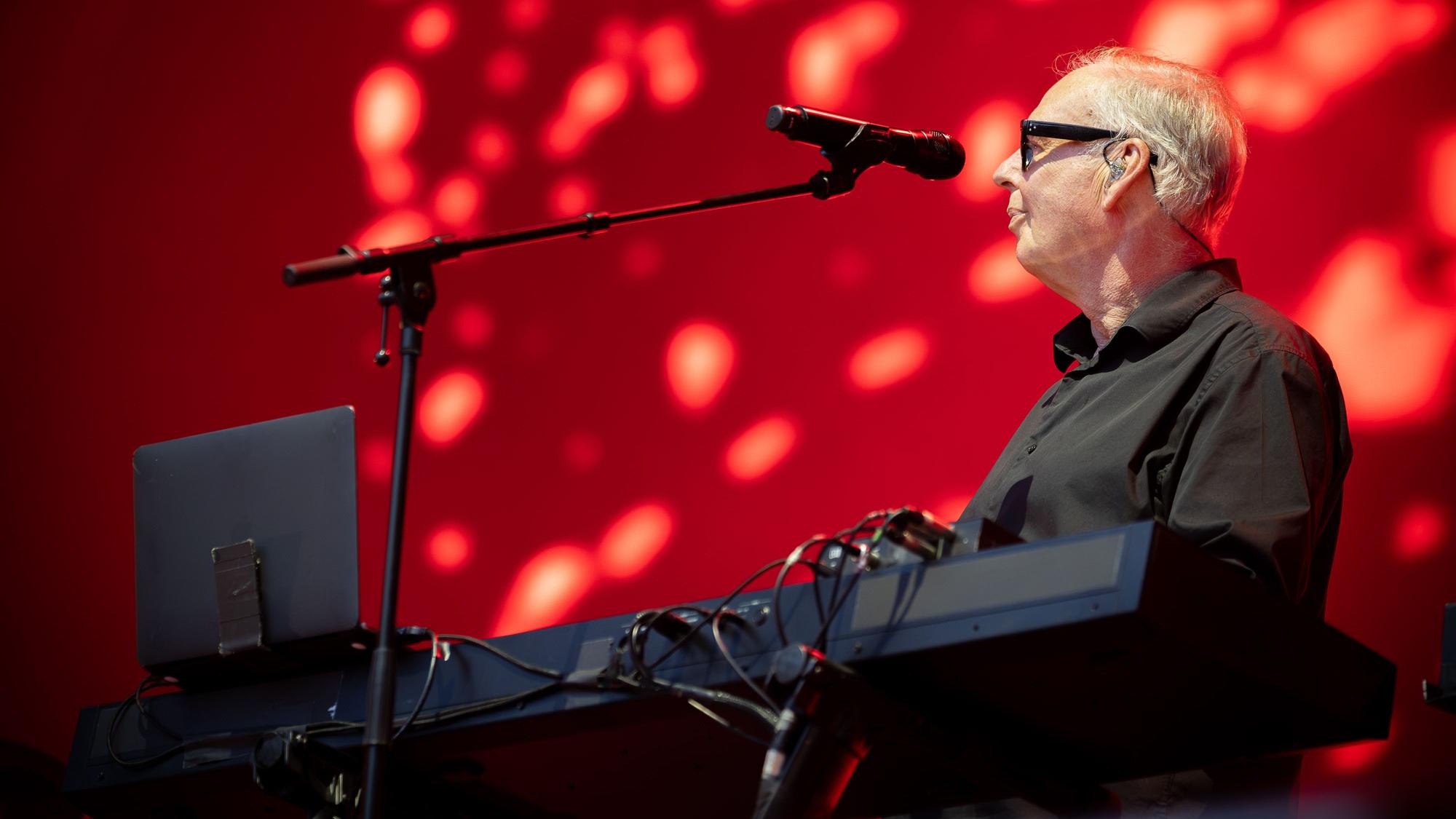 Paul Humphreys von OMD am Keyboard.