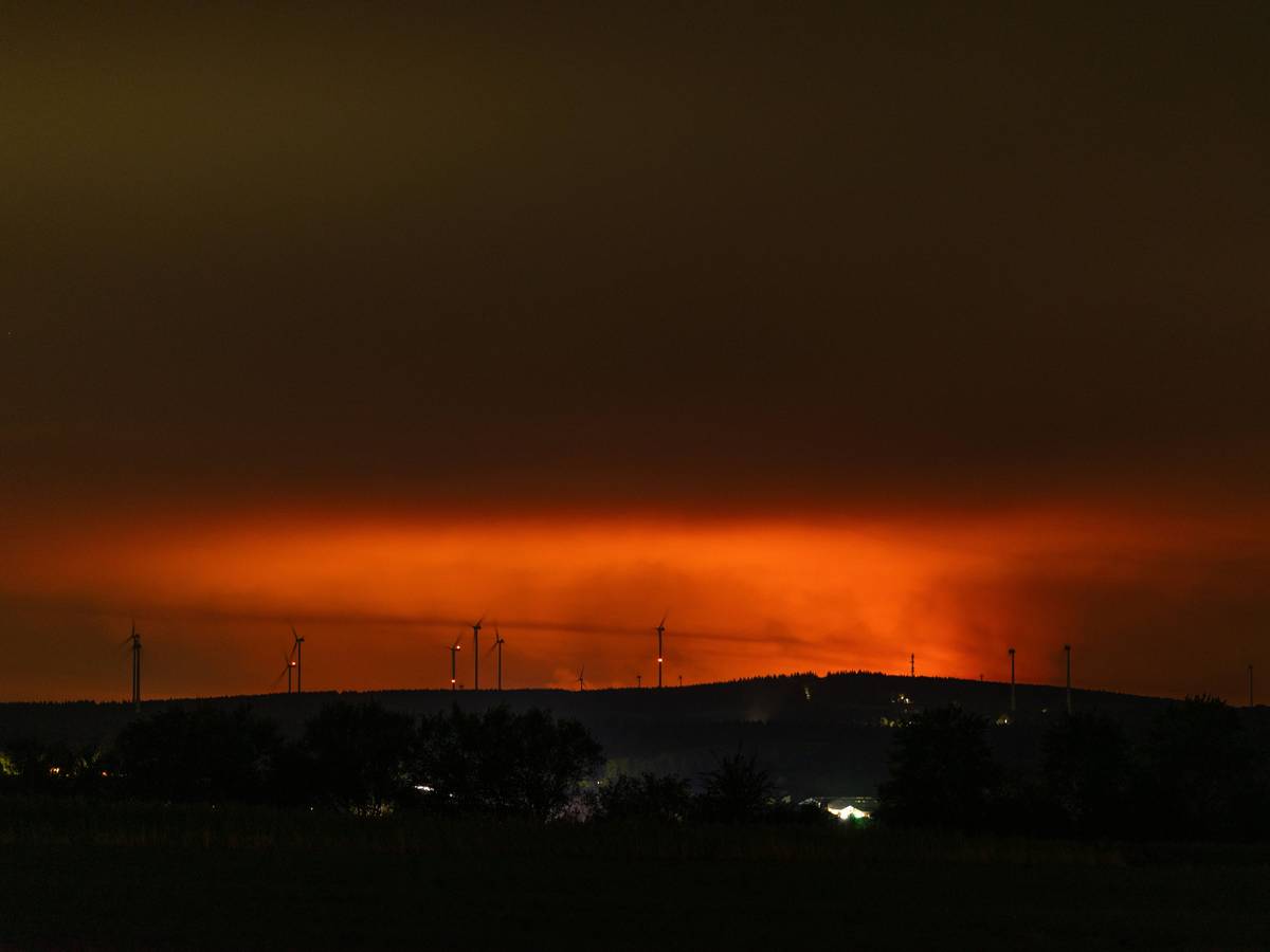 Der Waldbrand im Hohen Venn war in der Nacht auch von der Gemeinde Hürtgenwald aus zu sehen.