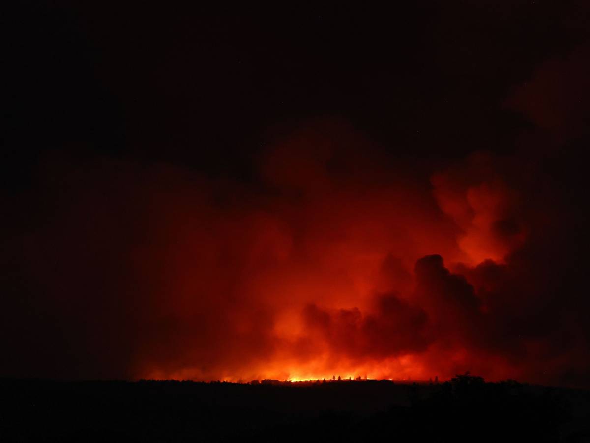Blick auf ein Feuer im Naturschutzgebiet Hohe Venn