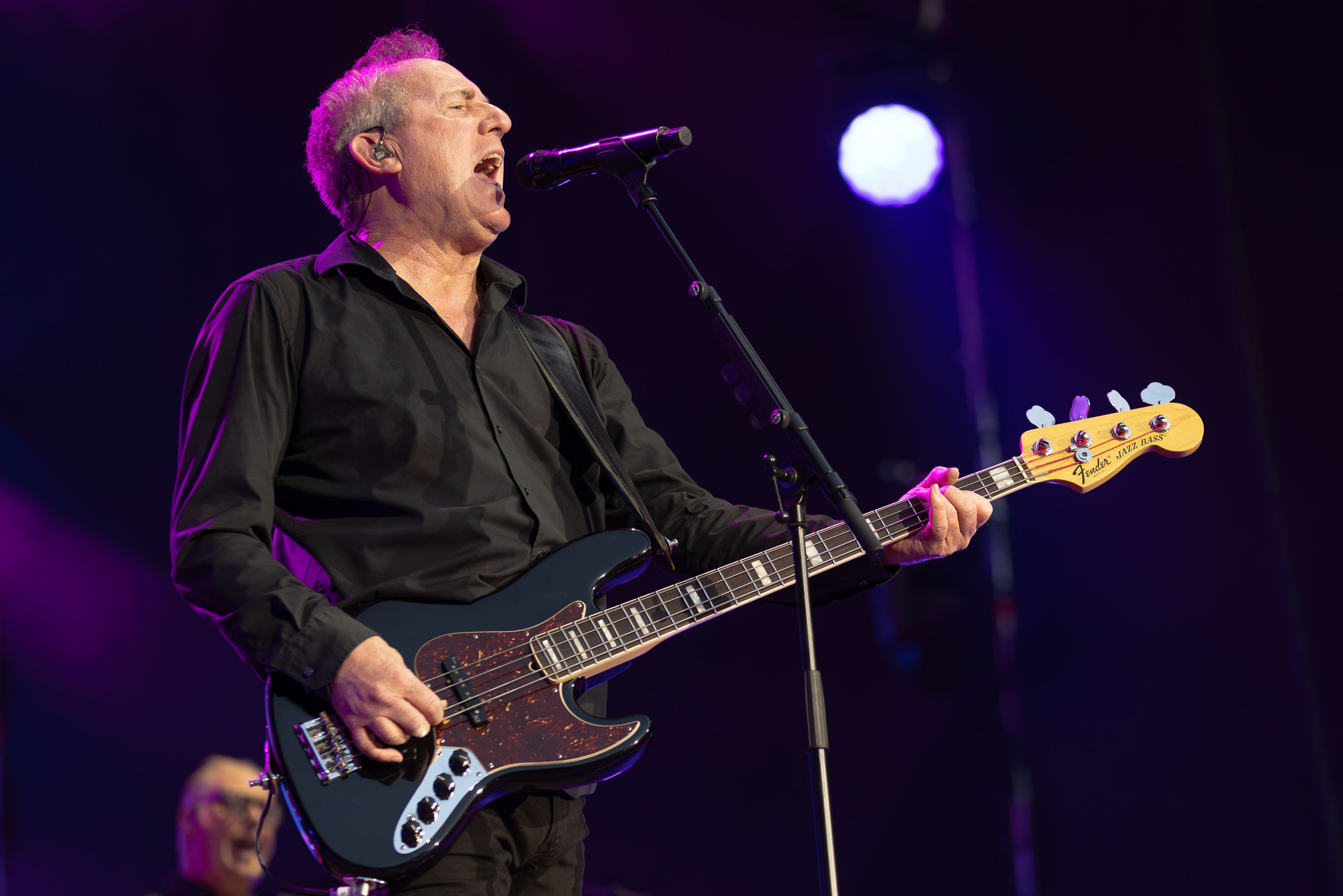 Andy McCluskey von OMD auf der Bühne.