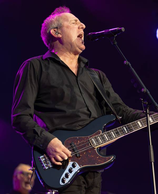 Andy McCluskey von OMD auf der Bühne.