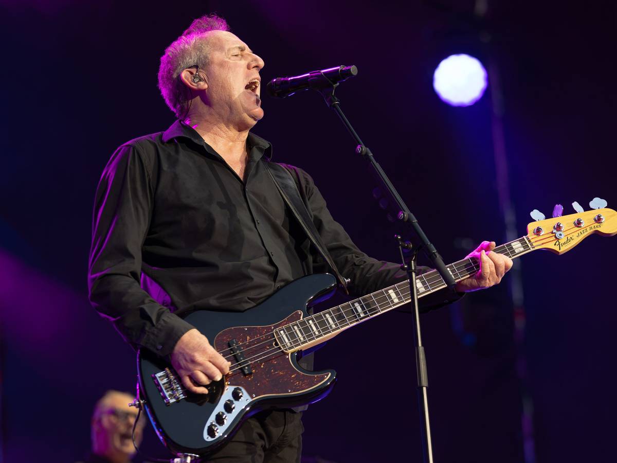 Andy McCluskey von OMD auf der Bühne.