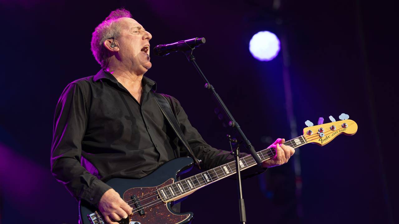 Andy McCluskey von OMD auf der Bühne.