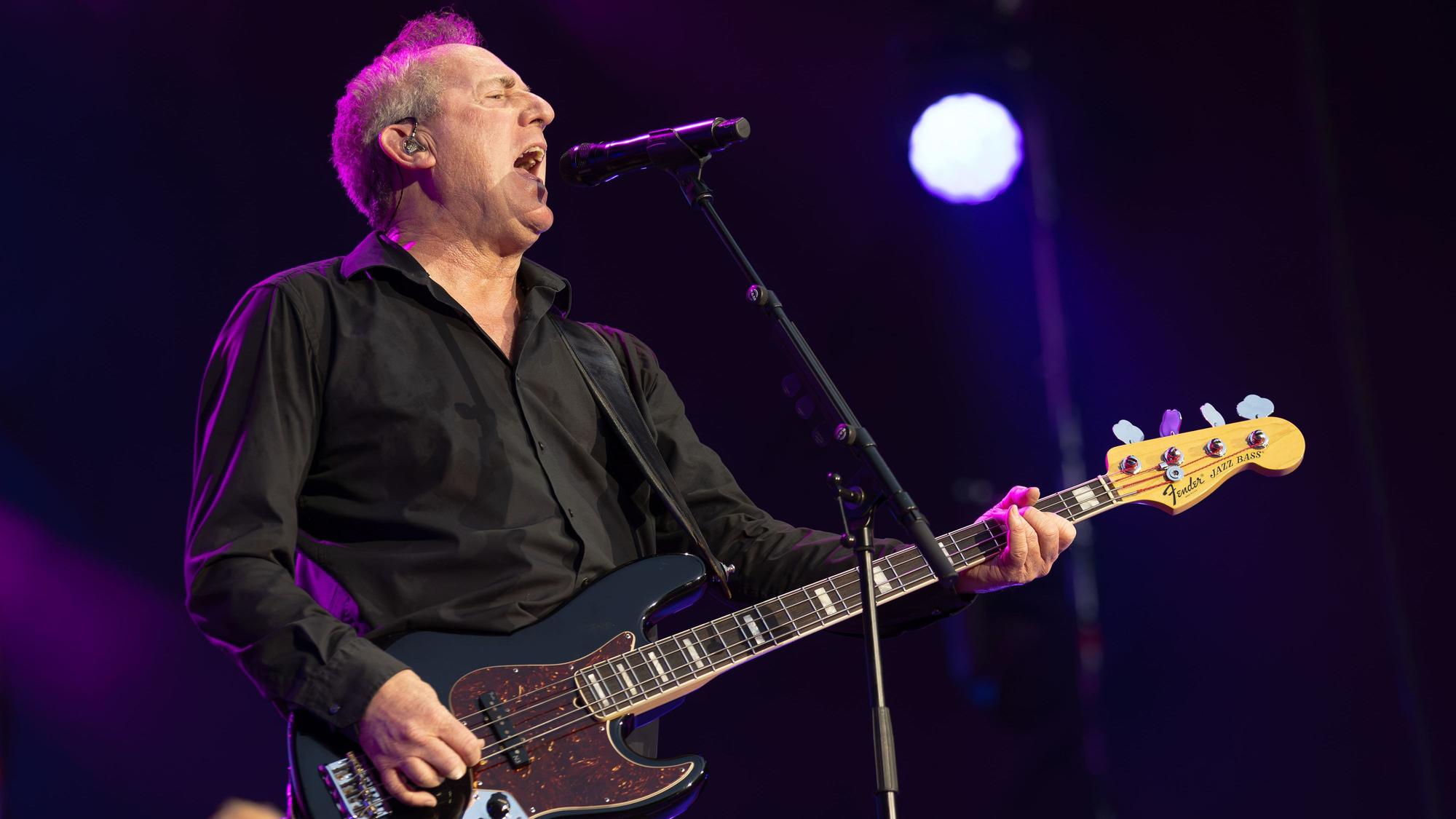 Andy McCluskey von OMD auf der Bühne.