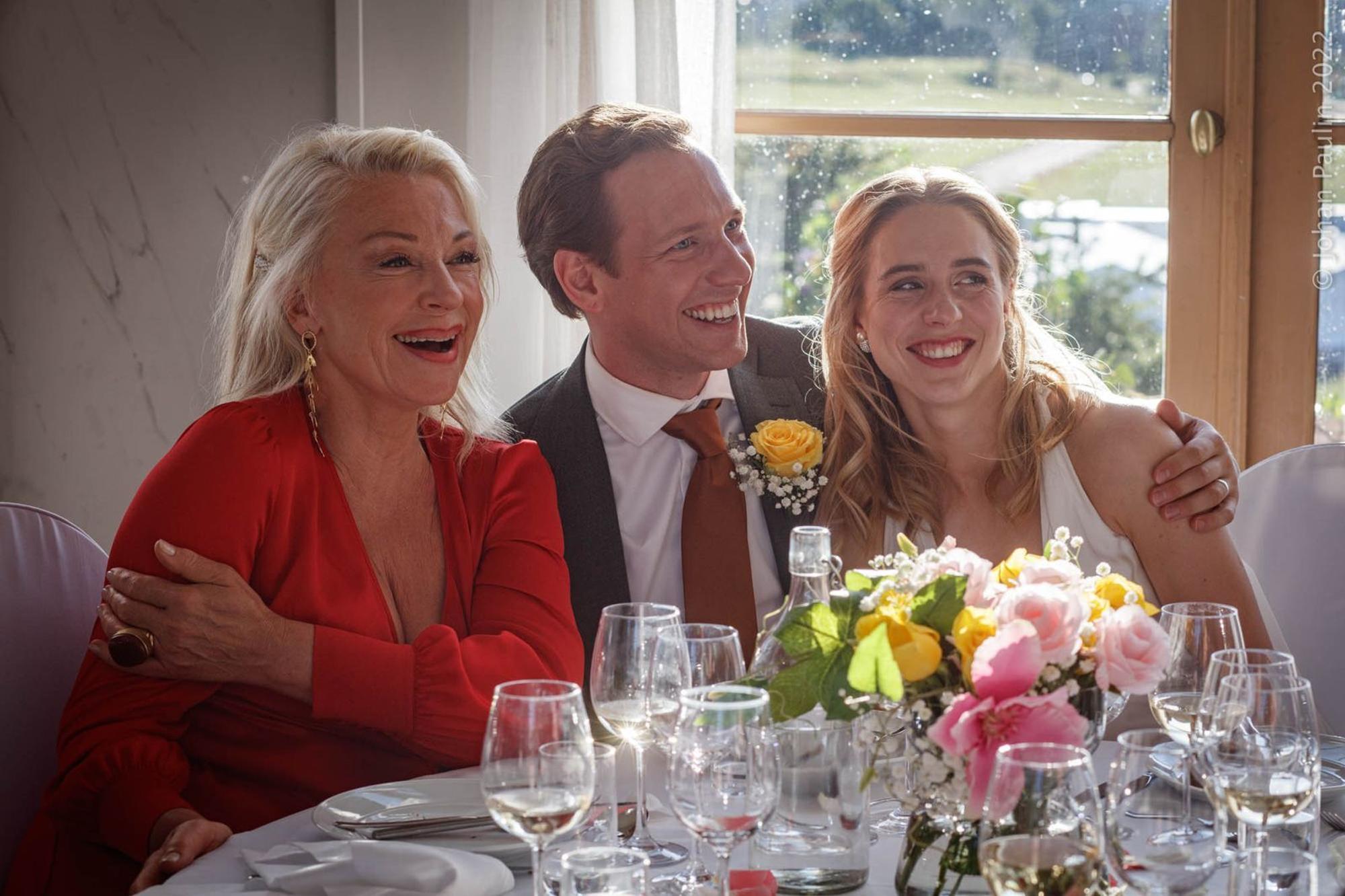 Mathilda (Carla Sehn, rechts) und Johannes (Simon Reithner) feiern mit Mathildas Mutter Nora (Katarina Ewerlöf) und anderen. Aber ist Mathilda wirklich klar, wohin sie mit ihrem Leben will? (Bild: Peter Cederling)