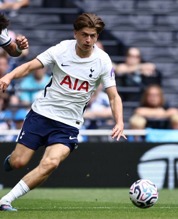 Mikey Moore gegen Hoffenheim am Ball.