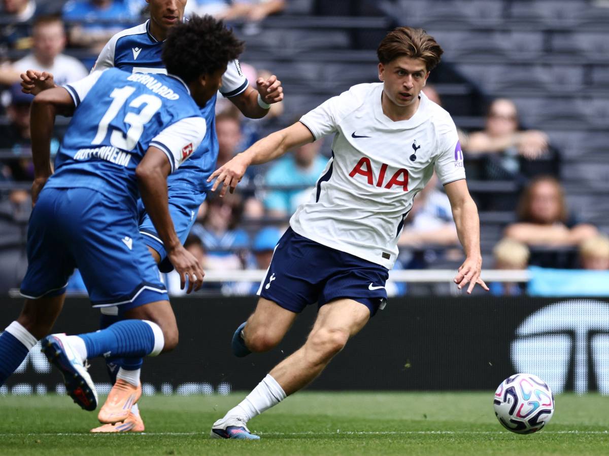 Mikey Moore gegen Hoffenheim am Ball.