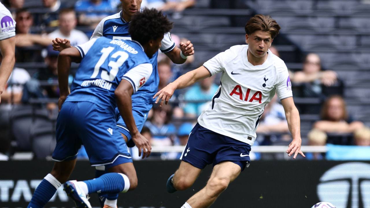 Mikey Moore gegen Hoffenheim am Ball.