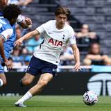 Mikey Moore gegen Hoffenheim am Ball.