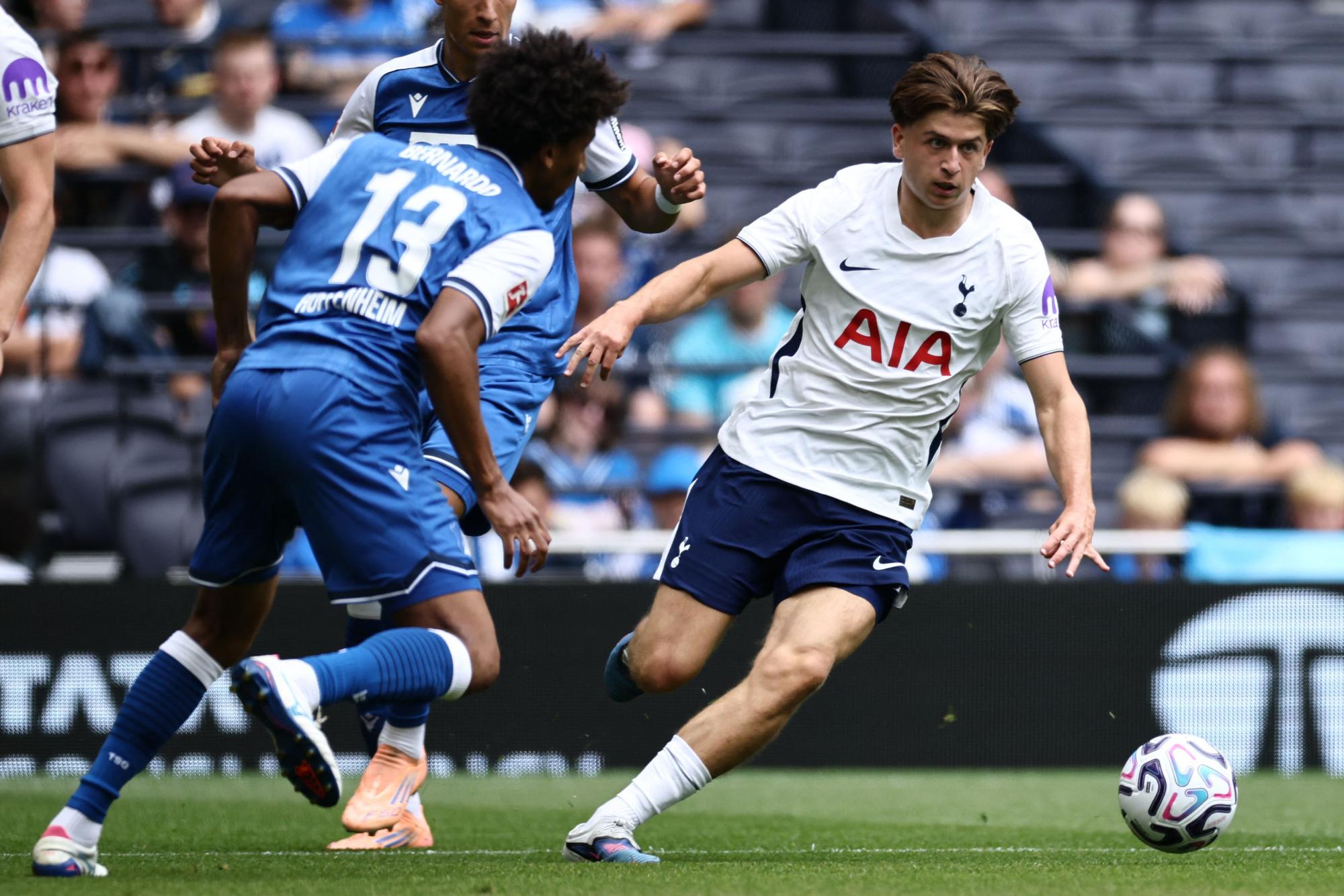 Mikey Moore gegen Hoffenheim am Ball.