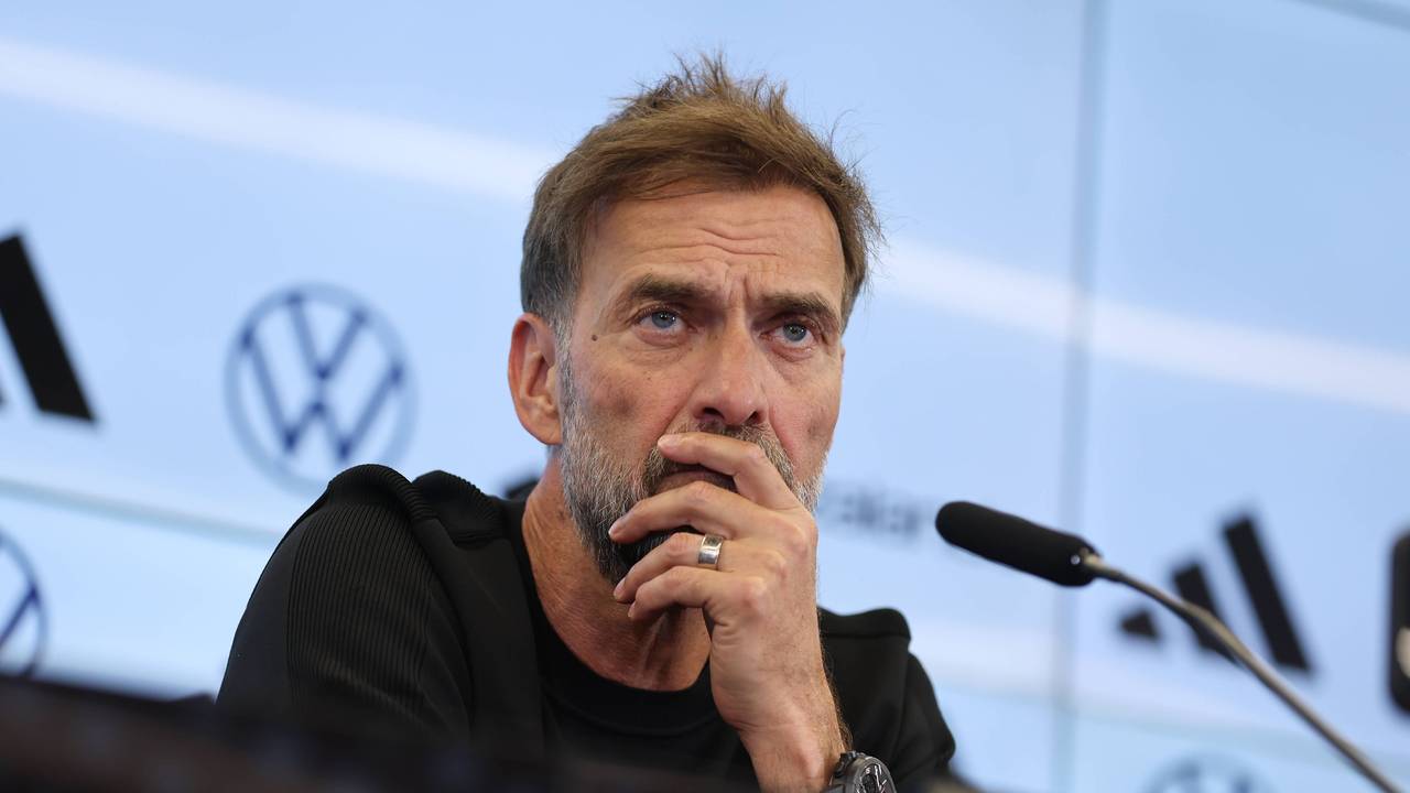 Jürgen Klopp hört bei einer Pressekonferenz einem Journalisten zu.