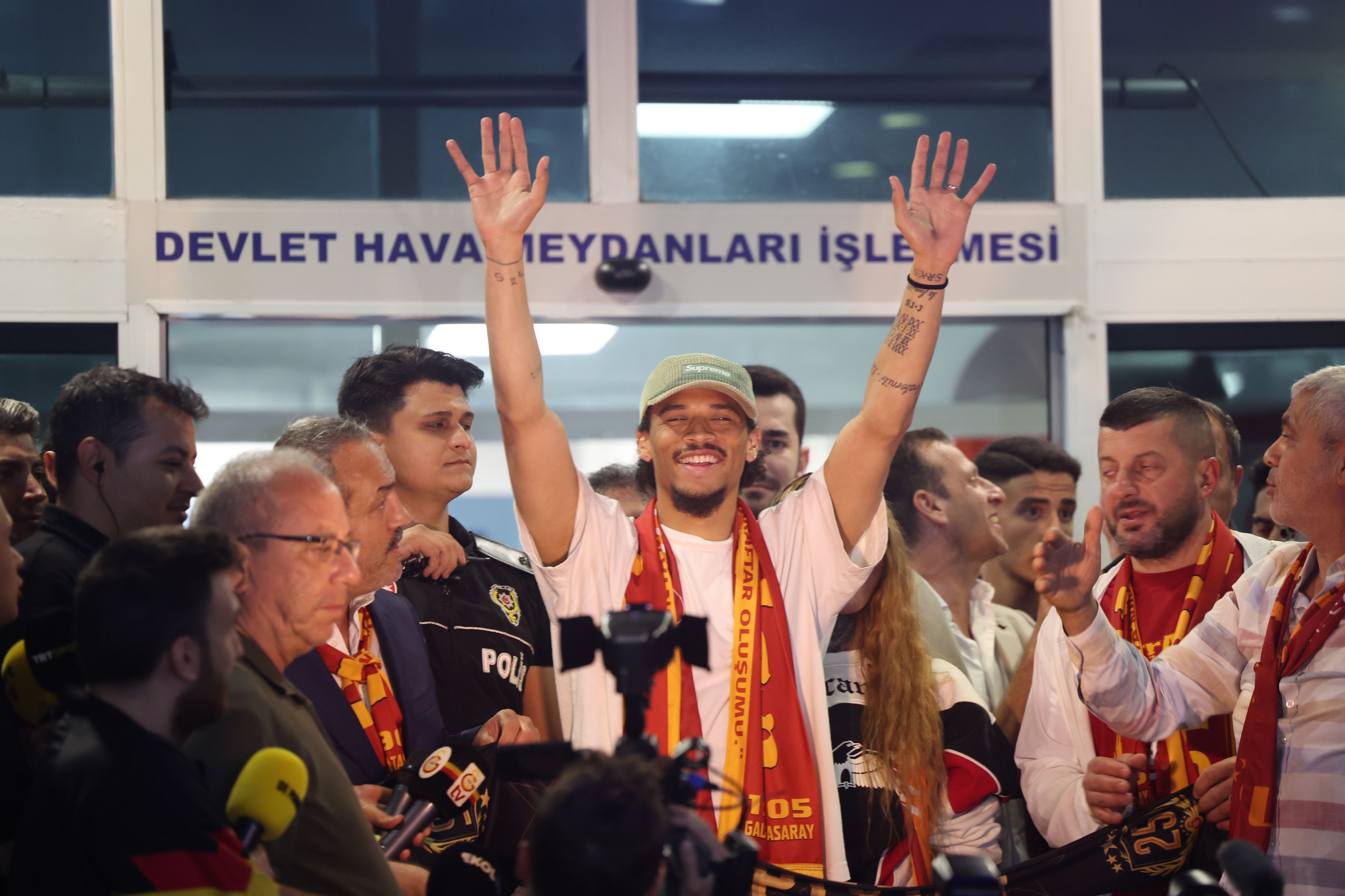 Leroy Sané jubelt den Galatasaray-Fans am Flughafen bei seiner Ankunft in Istanbul zu.
