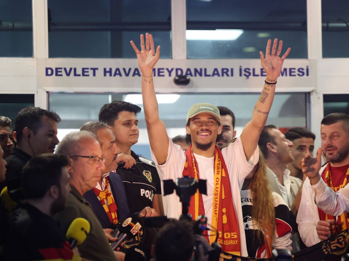 Leroy Sané jubelt den Galatasaray-Fans am Flughafen bei seiner Ankunft in Istanbul zu.