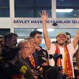Leroy Sané jubelt den Galatasaray-Fans am Flughafen bei seiner Ankunft in Istanbul zu.