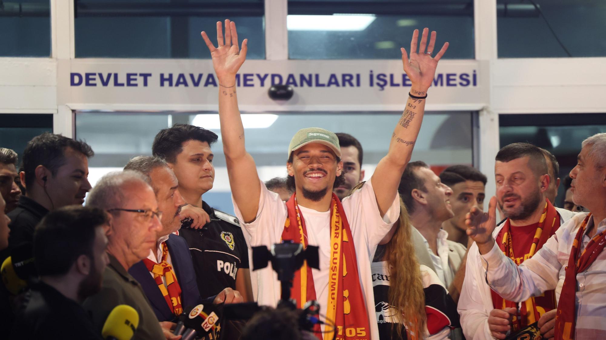 Leroy Sané jubelt den Galatasaray-Fans am Flughafen bei seiner Ankunft in Istanbul zu.