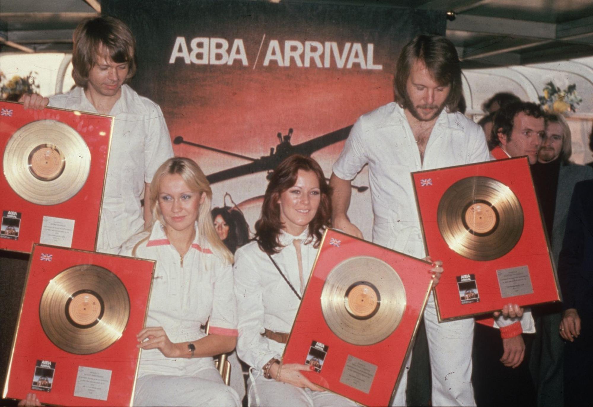 „Dancing Queen“ war der Leading Track für „Arrival“, ABBAs viertes Studio-Album. Es erschien im Oktober 1976 und wurde mit rund zehn Millionen verkauften Einheiten zu einem der Top-Seller in ABBAs Geschichte. Es war das erste Album, das auf dem Cover den ABBA-Schriftzug mit dem gespiegelten B enthielt. (Bild: Hulton Archive)