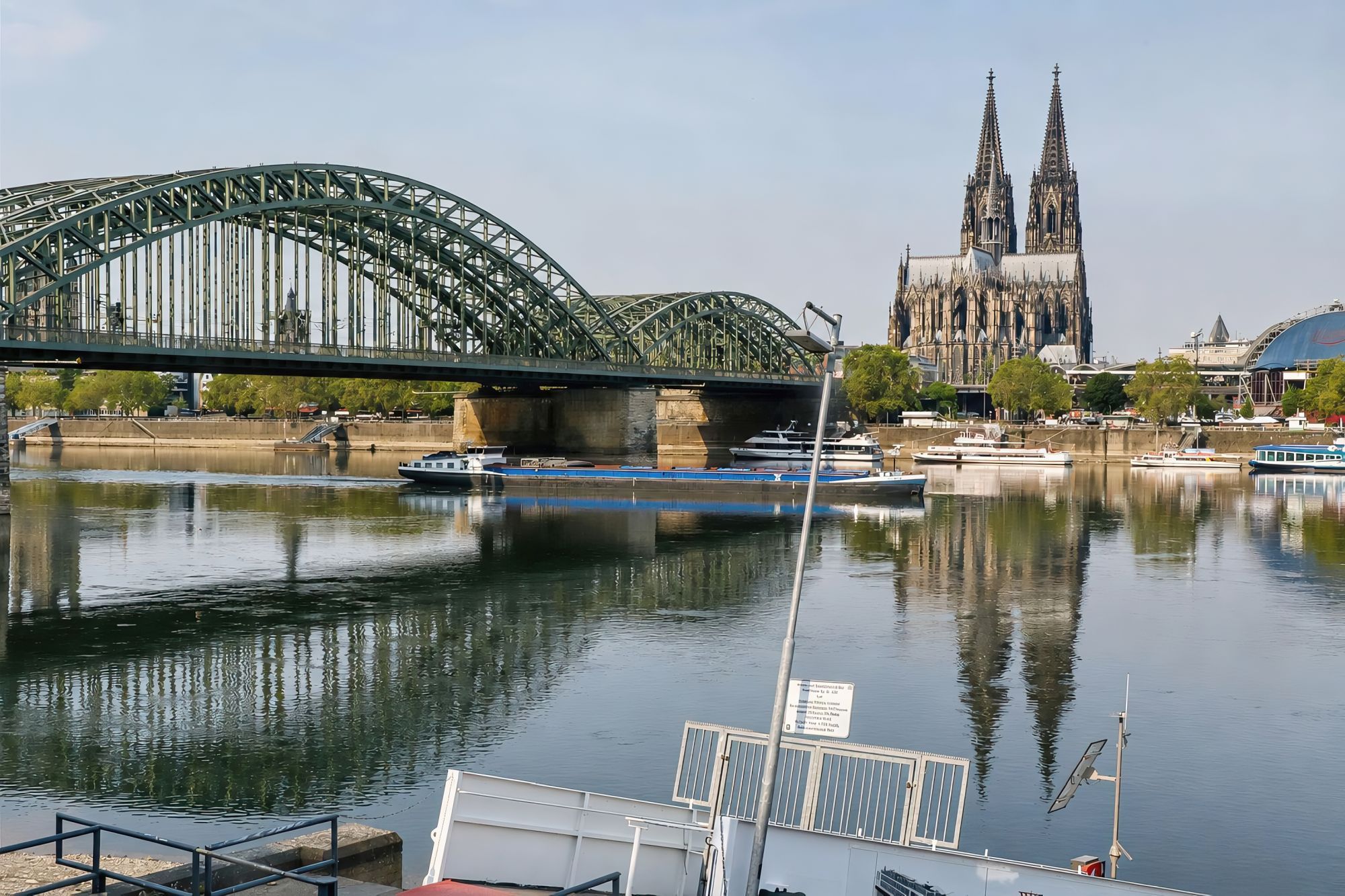 Beeindruckend, wie sich das Köln-Panorama im Rhein spiegelt.