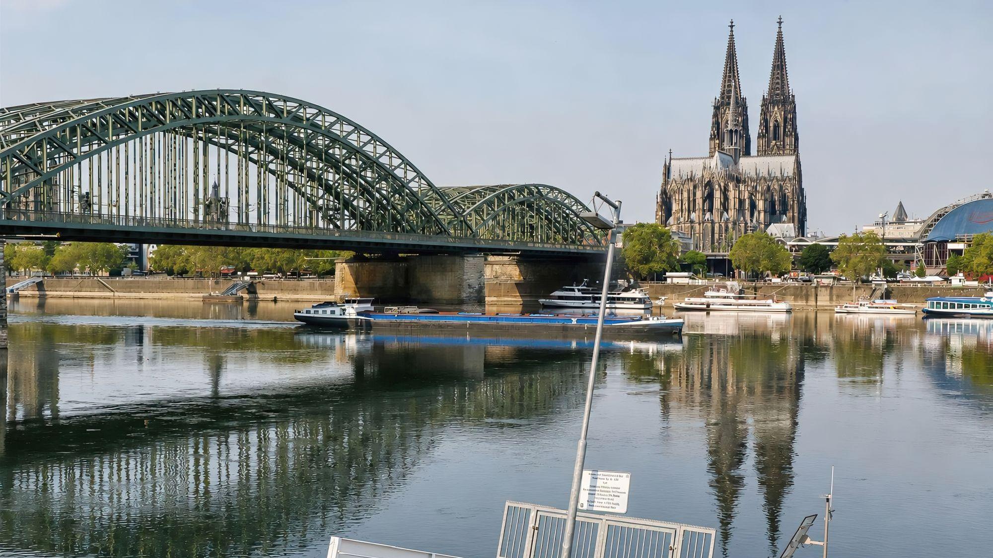 Beeindruckend, wie sich das Köln-Panorama im Rhein spiegelt.
