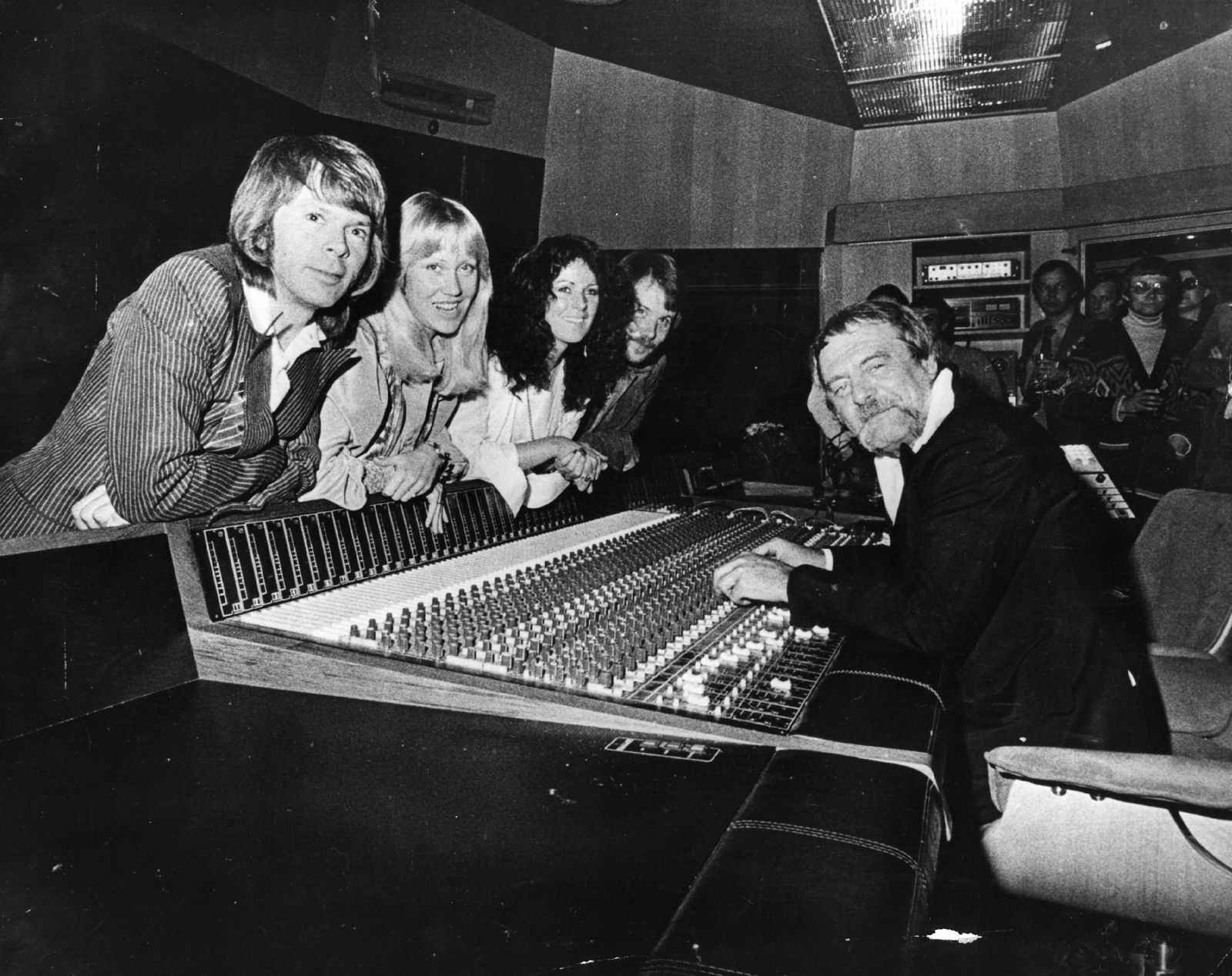 Björn Ulvaeus (links) und Benny Andersson (Vierter von links) komponierten „Dancing Queen“, Agnetha Fältskog (Zweite von links) und Anni-Frid Lyngstad sangen den Titel zum Hit - aber getextet wurde „Danding Queen“ von ABBA-Manager Stig Anderson (rechts, am Mischpult). (Bild: Keystone / Getty Images)