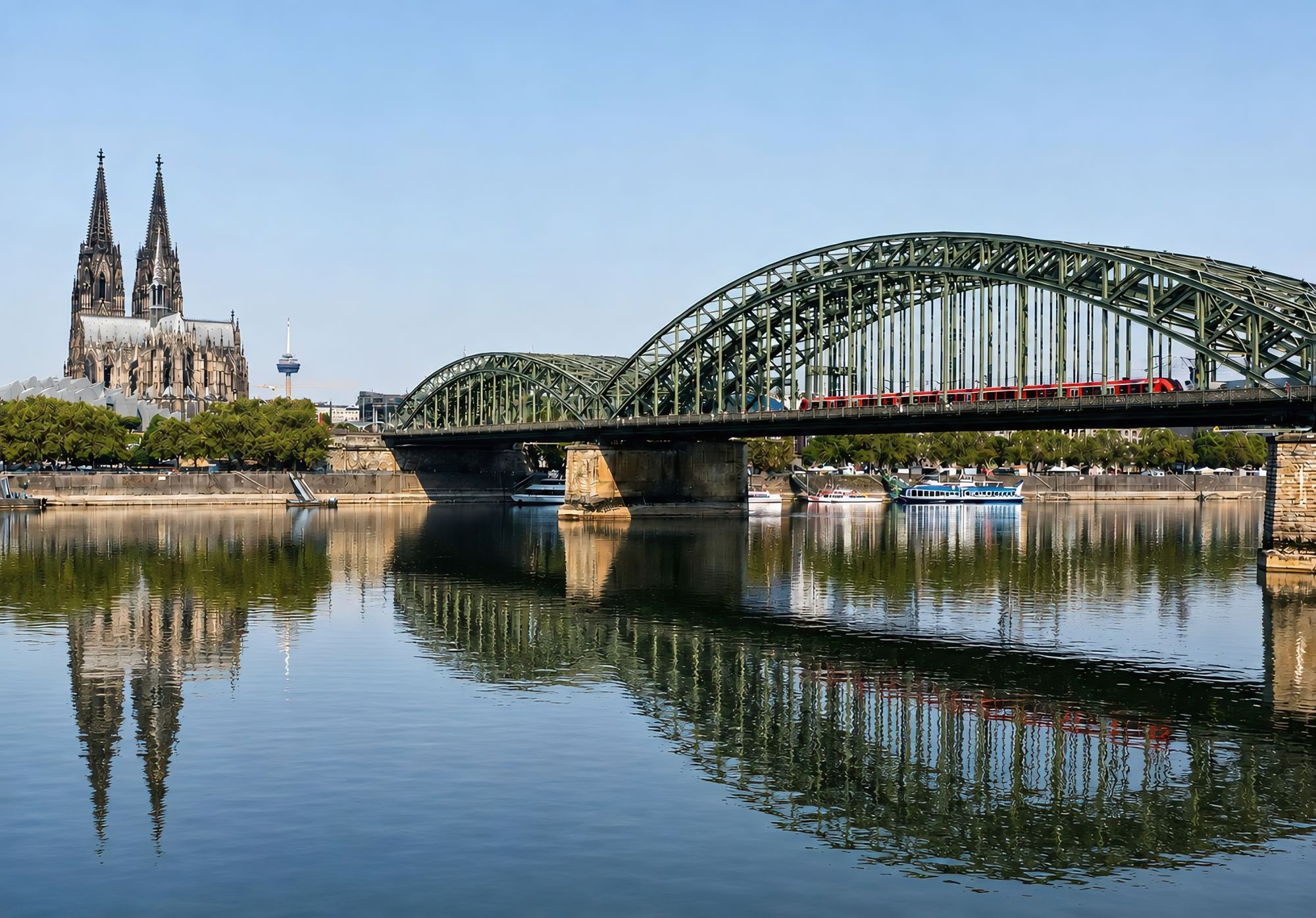 Das Niedrigwasser im Rhein sorgt für eine besonders glatte Wasseroberfläche und für einmalige Spiegelfotos vom Köln-Panorama.