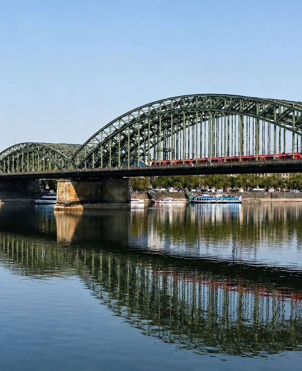 Das Niedrigwasser im Rhein sorgt für eine besonders glatte Wasseroberfläche und für einmalige Spiegelfotos vom Köln-Panorama.