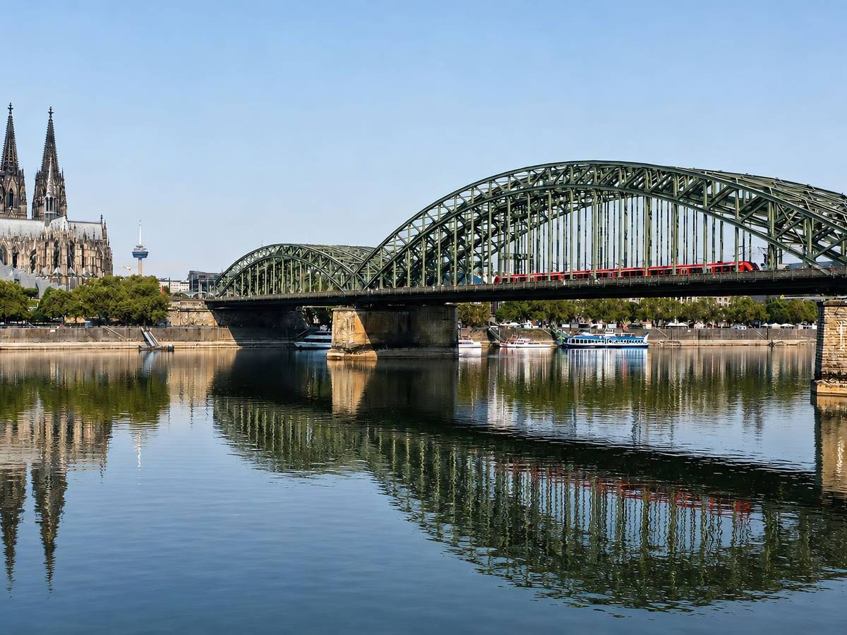 Das Niedrigwasser im Rhein sorgt für eine besonders glatte Wasseroberfläche und für einmalige Spiegelfotos vom Köln-Panorama.