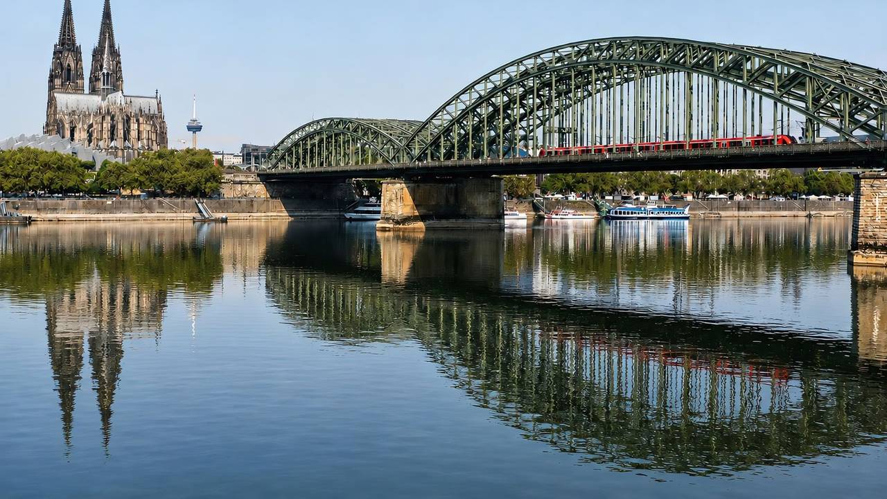 Das Niedrigwasser im Rhein sorgt für eine besonders glatte Wasseroberfläche und für einmalige Spiegelfotos vom Köln-Panorama.