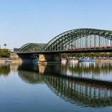 Das Niedrigwasser im Rhein sorgt für eine besonders glatte Wasseroberfläche und für einmalige Spiegelfotos vom Köln-Panorama.