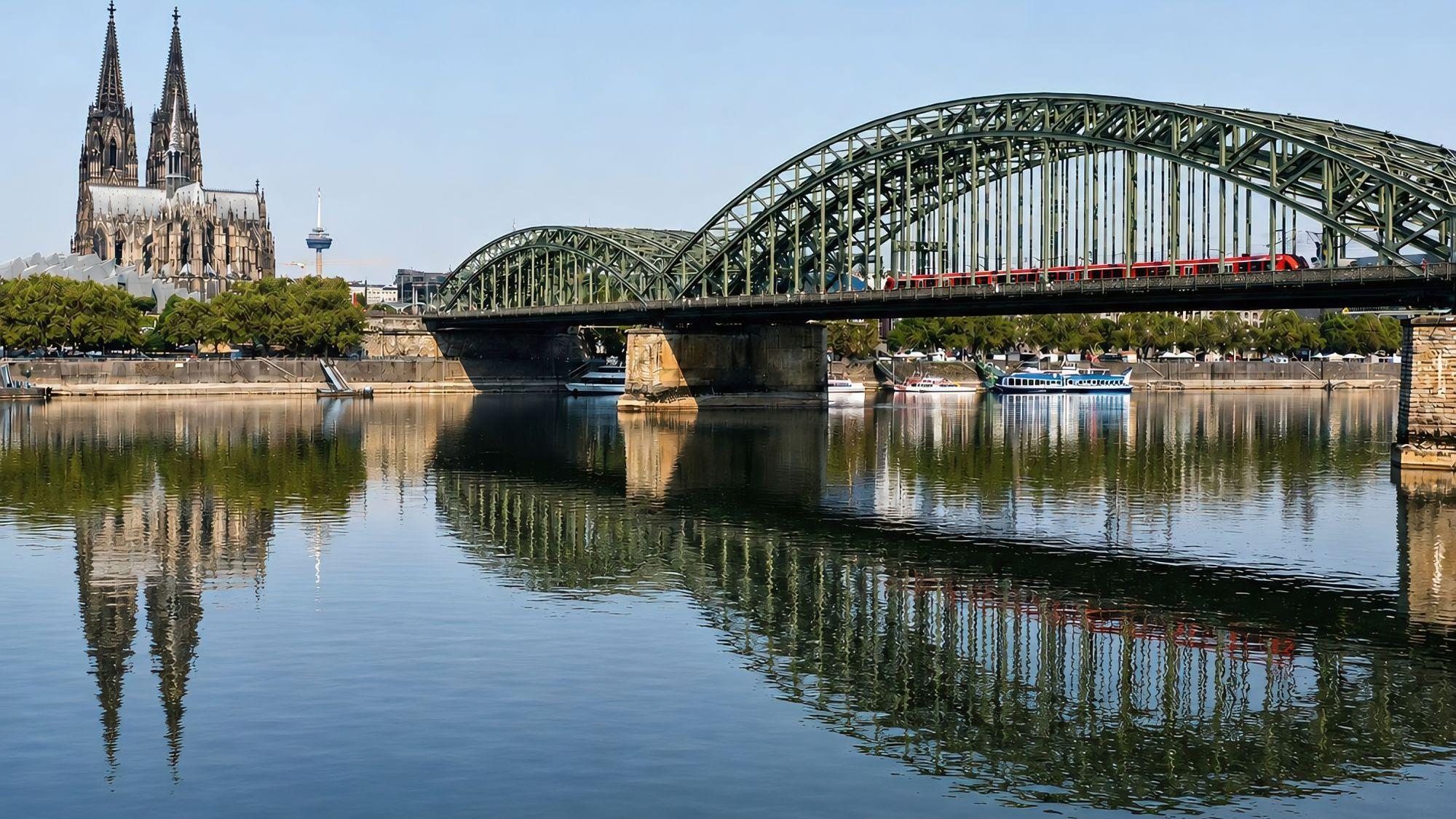 Das Niedrigwasser im Rhein sorgt für eine besonders glatte Wasseroberfläche und für einmalige Spiegelfotos vom Köln-Panorama.