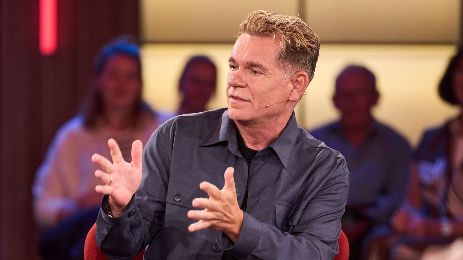 Peter Plate sprach im „Kölner Treff“ über seine musikalische Partnerin AnNa R., die 2025 starb. (Bild: WDR/Claus Langer)