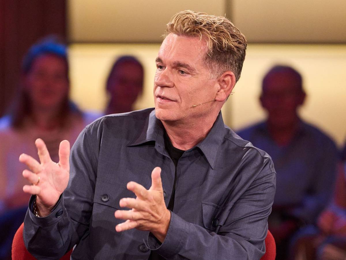 Peter Plate sprach im „Kölner Treff“ über seine musikalische Partnerin AnNa R., die 2025 starb. (Bild: WDR/Claus Langer)